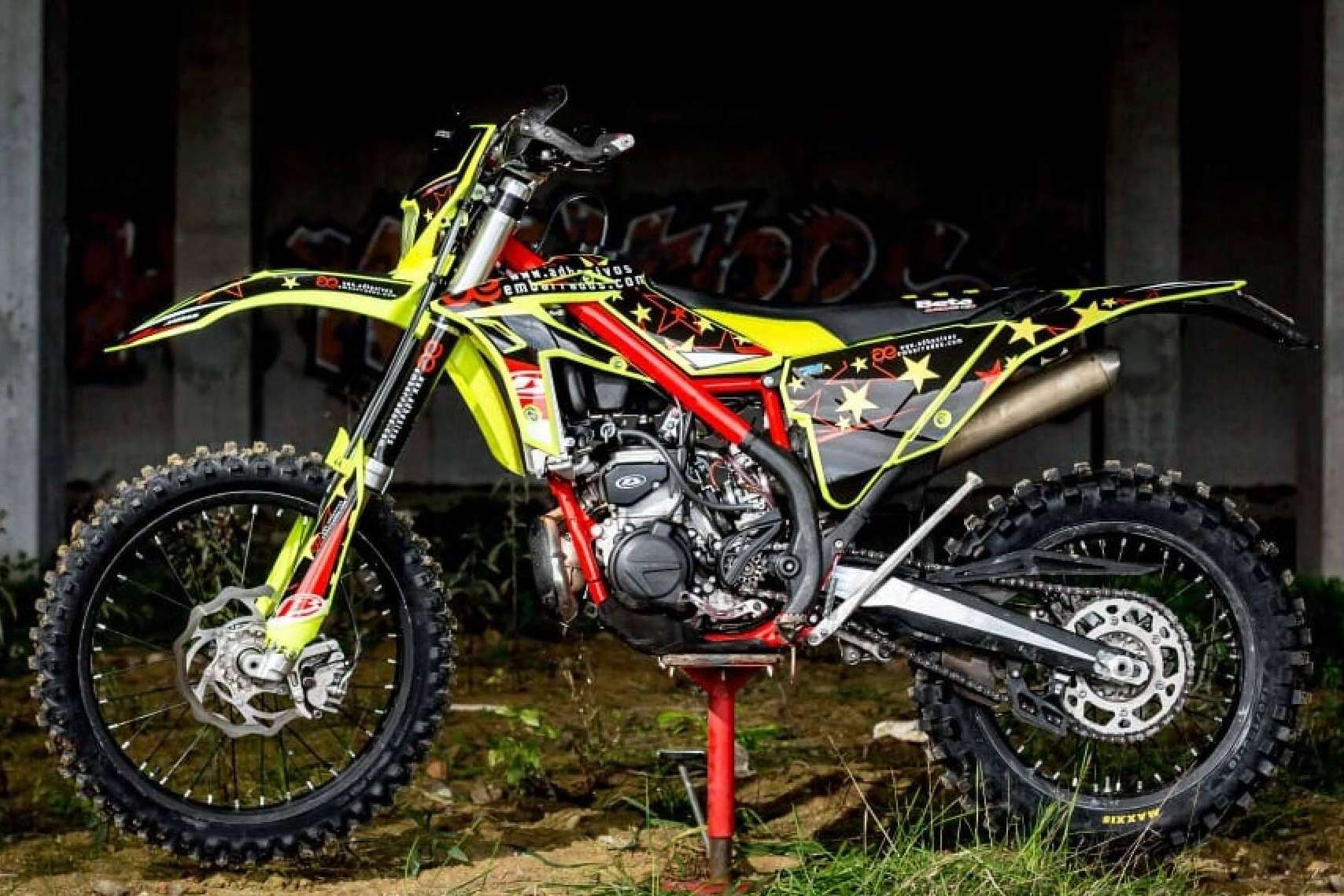 ADHESIVOSEMBARRADOS presenta sus nuevos diseños de kits de adhesivos para moto