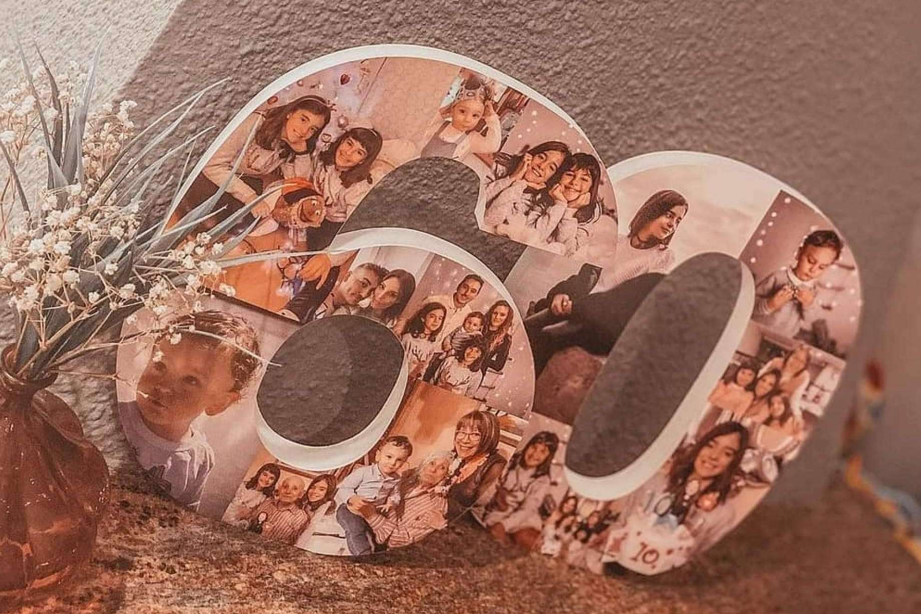 El número del cumpleaños decorado con fotografías, un excelente regalo