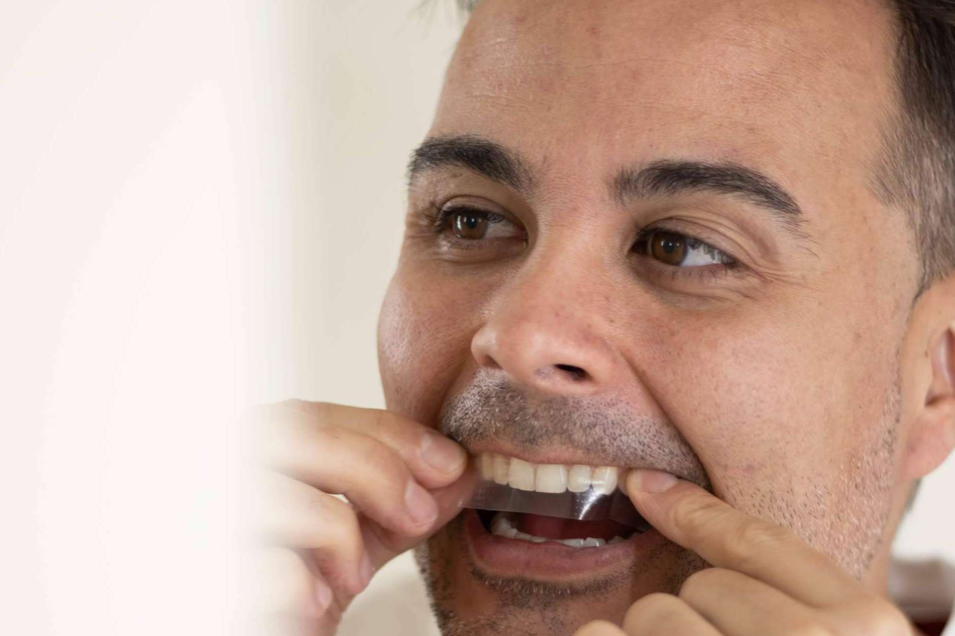 Llega el blanqueamiento que no quema las encías; Las tiras creadas por dentistas sin peróxidos