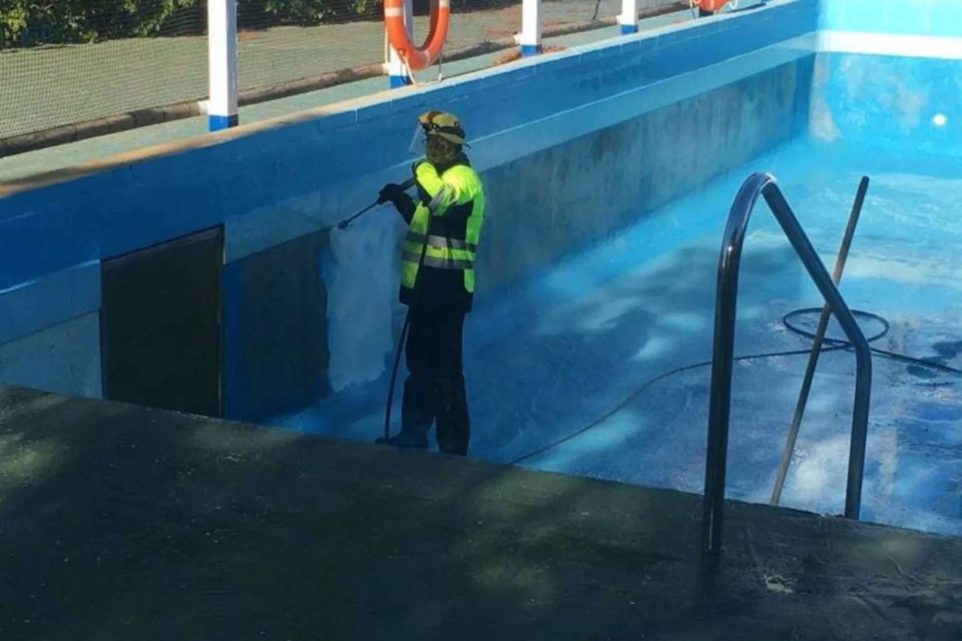 Limpieza de piscinas con vapor de alta presión, una técnica eficaz y ecológica que utiliza Galvañ Lacados