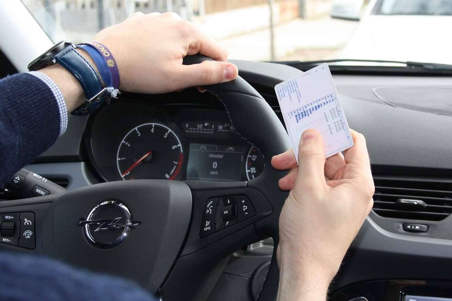 Sistema Telemático de la DGT Fuera de Servicio Afecta a Miles de Usuarios