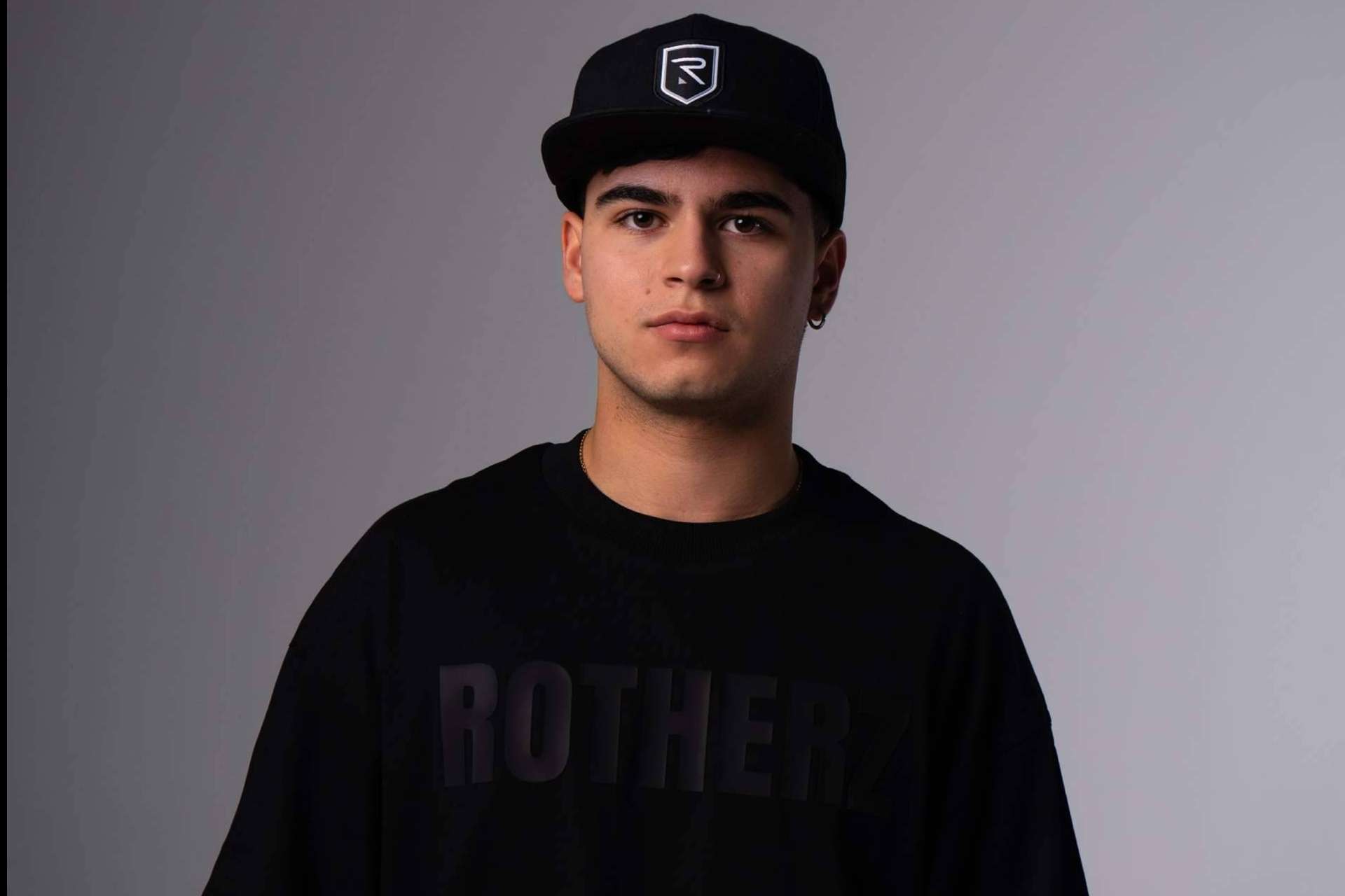 Rotherz lanza para este verano una nueva colección de camisetas oversize y accesorios