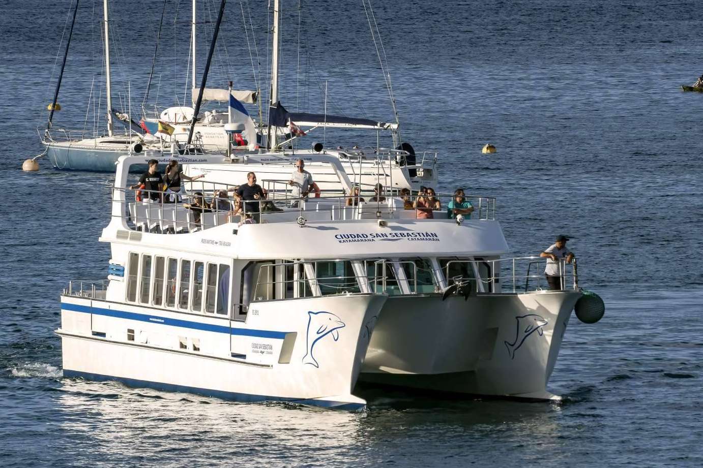 Disfrutar de un paseo en barco sin emisiones, gracias a la alianza entre Catamarán Ciudad San Sebastián y Finanzauto