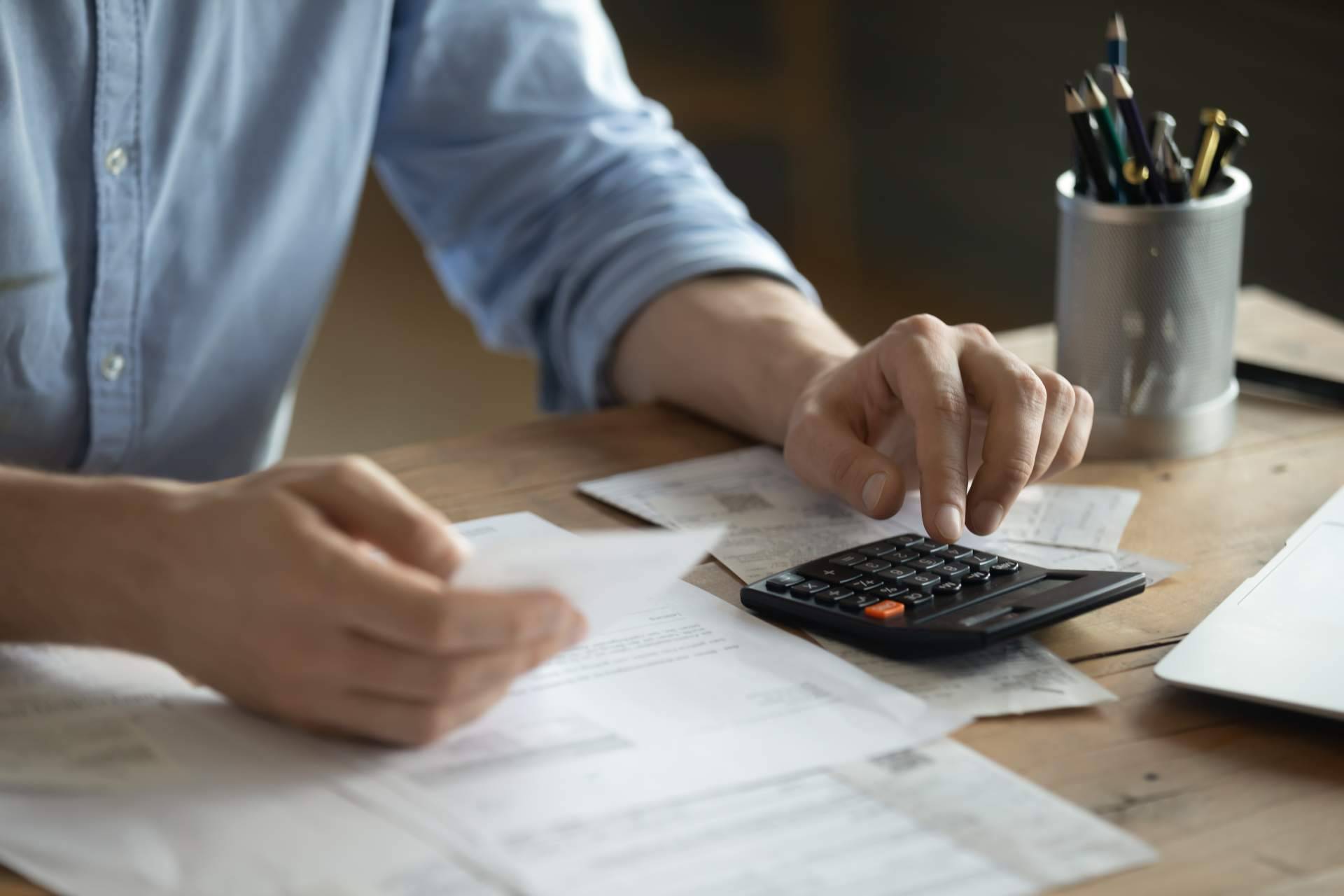¿Qué tipo de casos de cobro de deudas atiende la firma de abogados aparte de recuperación?