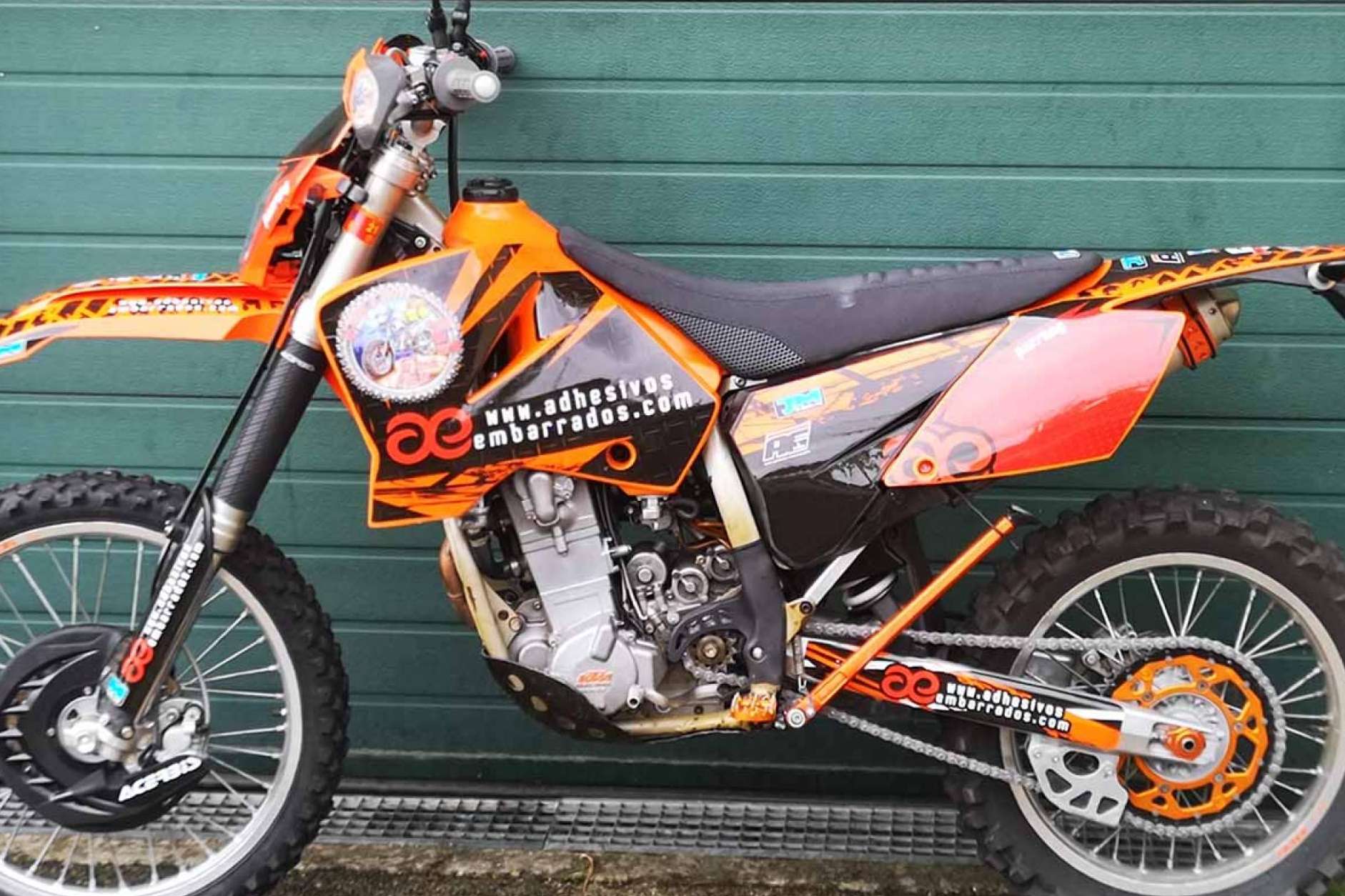 Renovar la moto con estilo con los plásticos y pegatinas de ADHESIVOSEMBARRADOS para la nueva temporada