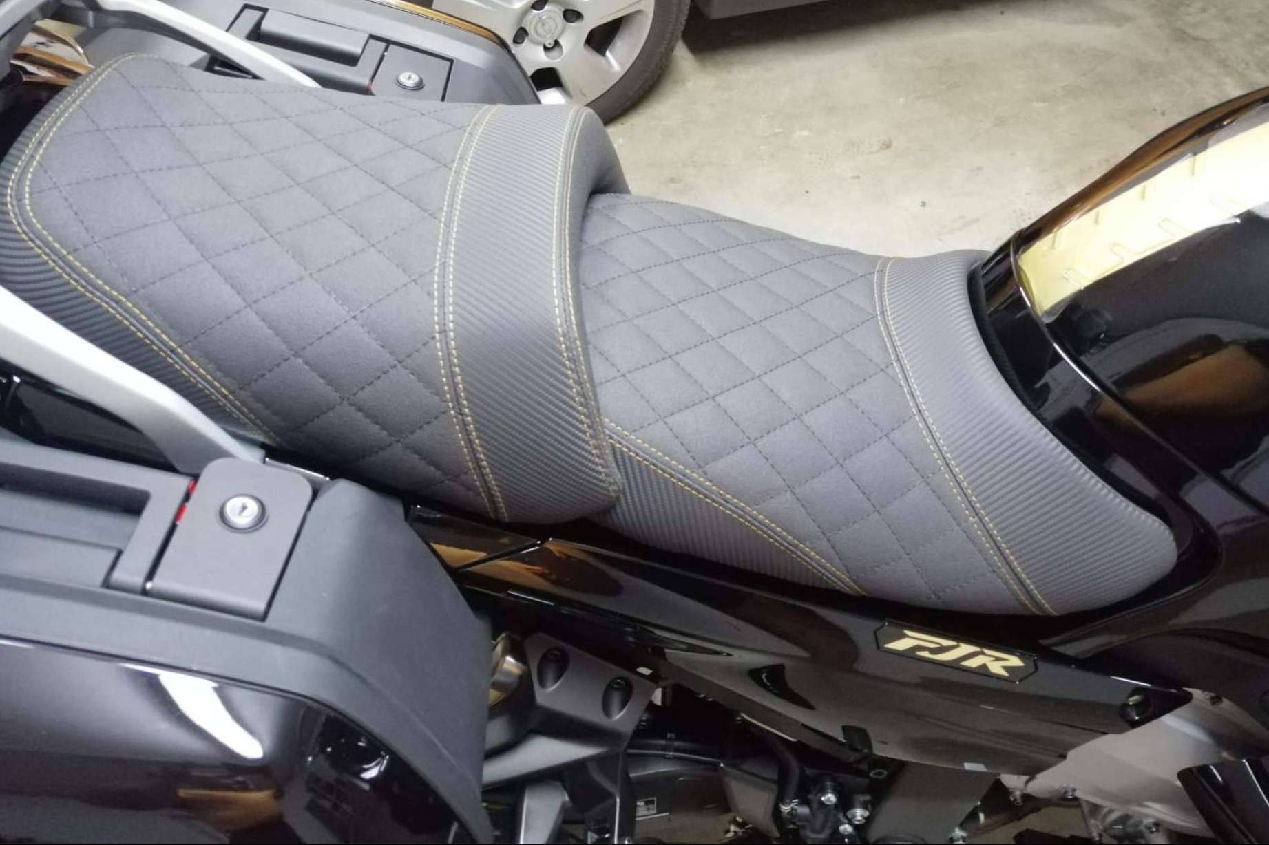 JM-Fundas ofrece la experiencia de viajar en verano con un asiento de moto confortable y ergonómico