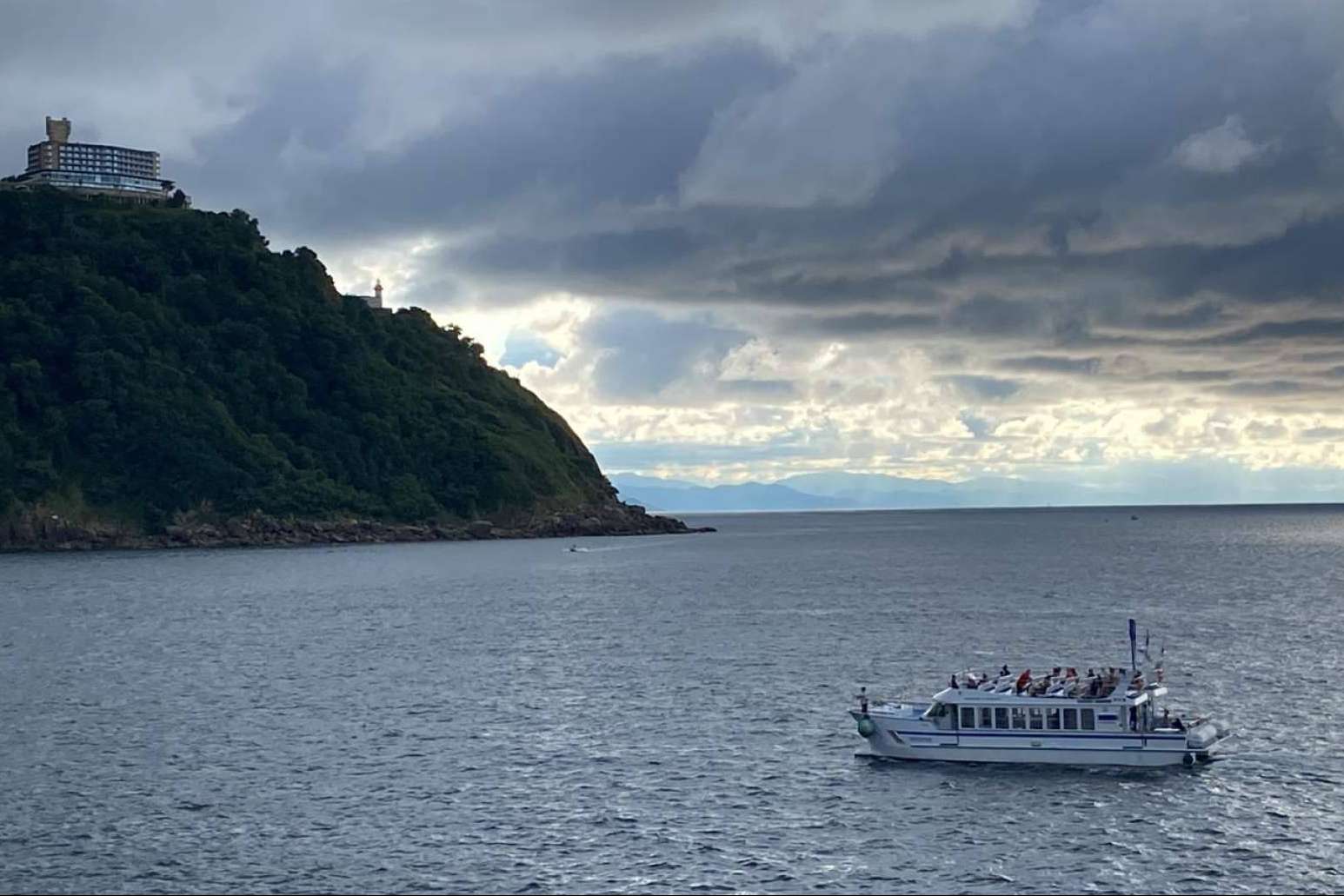 Descubrir San Sebastián desde una perspectiva única es posible con el catamarán Finanzauto Ciudad San Sebastián