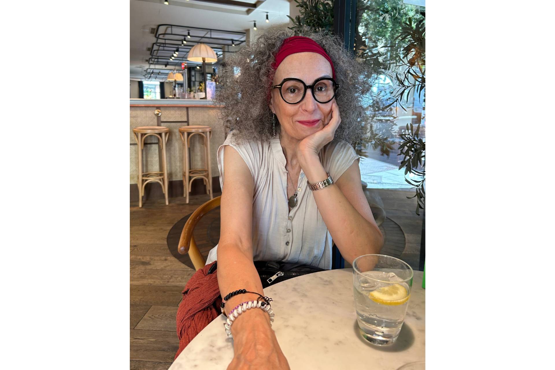 Lola Valverde Conesa construye un puente entre lo cotidiano y lo espiritual a través de su libro, ‘Cuaderno de luces’.