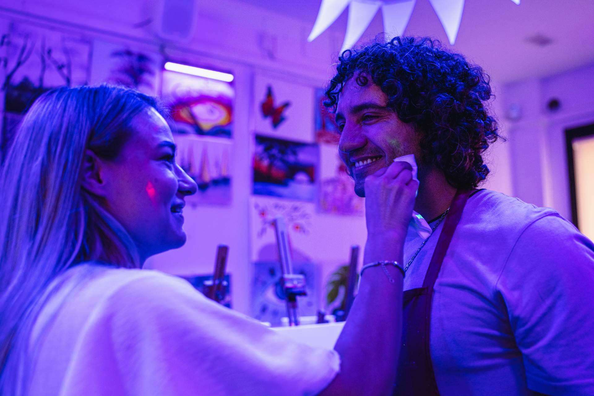 Art&Wine presenta un nuevo plan en pareja, pintar un cuadro mientras se bebe vino en Barcelona