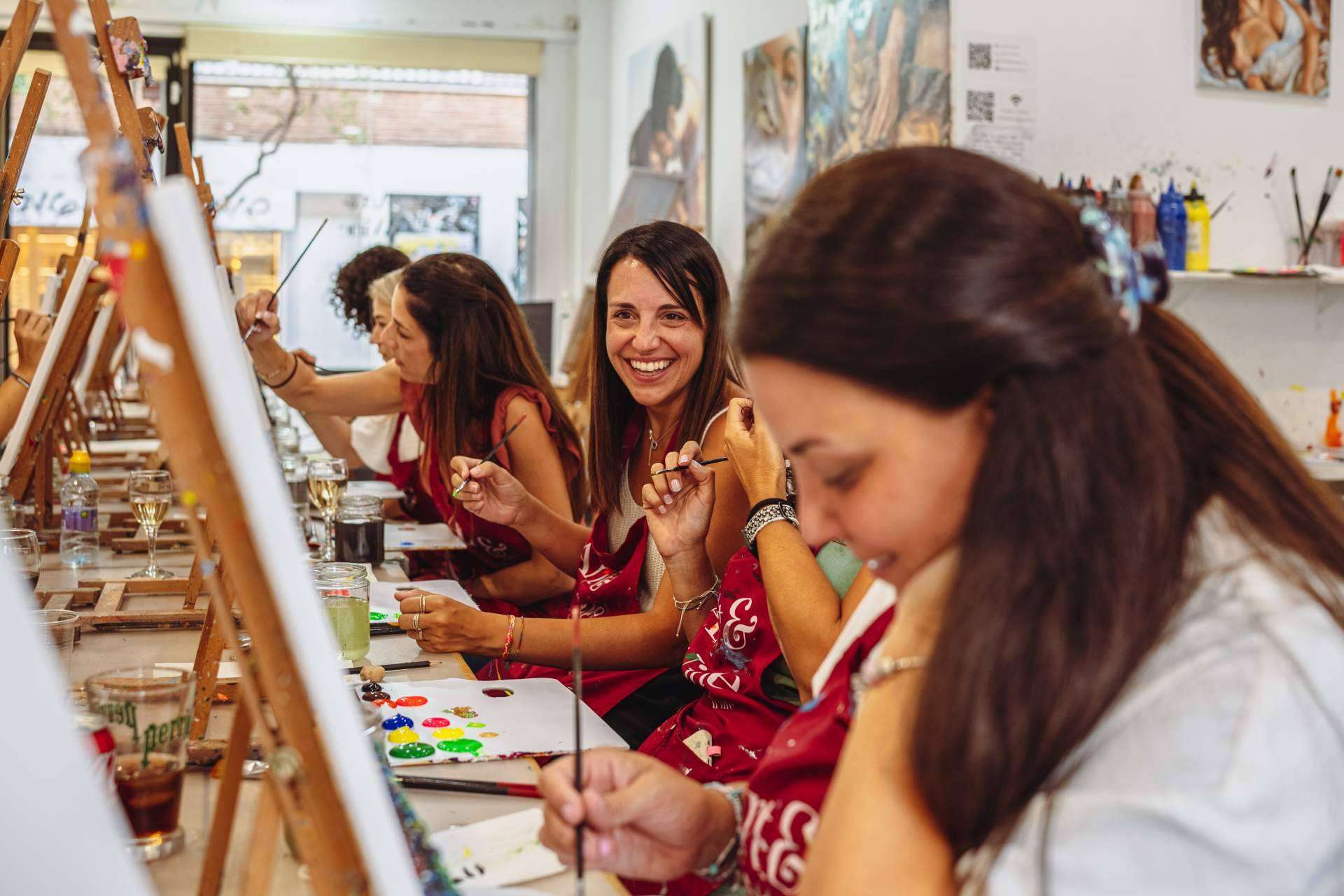 Pintar un cuadro mientras se disfruta de vino y buena música
