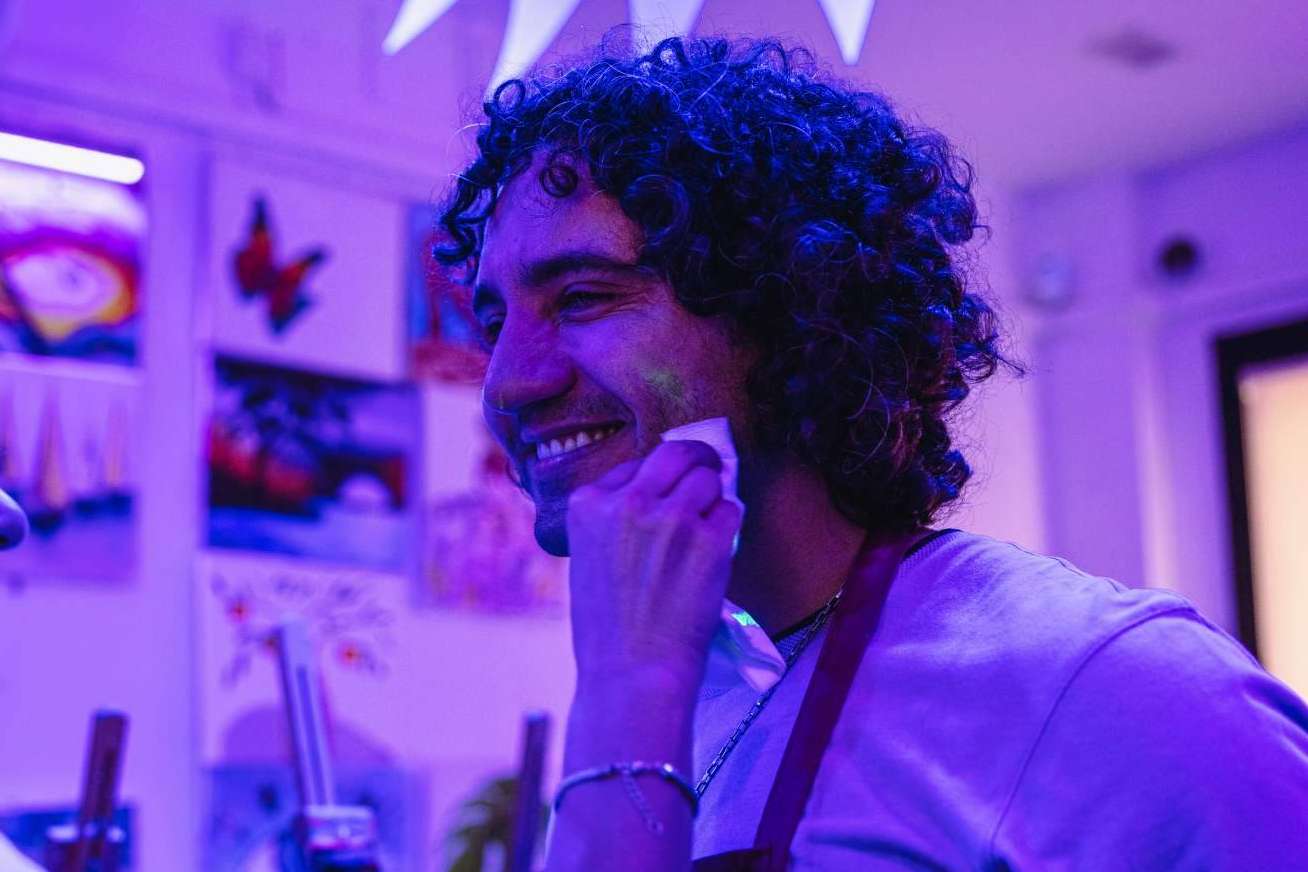 La experiencia de pintar un cuadro mientras se toma una copa de vino, en Art & Wine