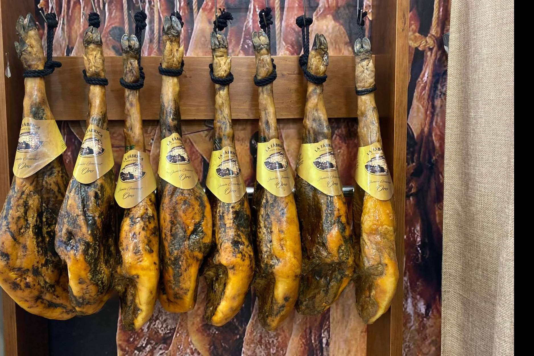 La importancia de la tradición en la producción de jamones y quesos artesanales