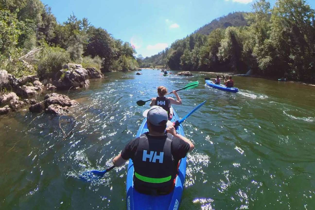 El descenso del Sella en canoa destaca como una experiencia acuática única en Asturias