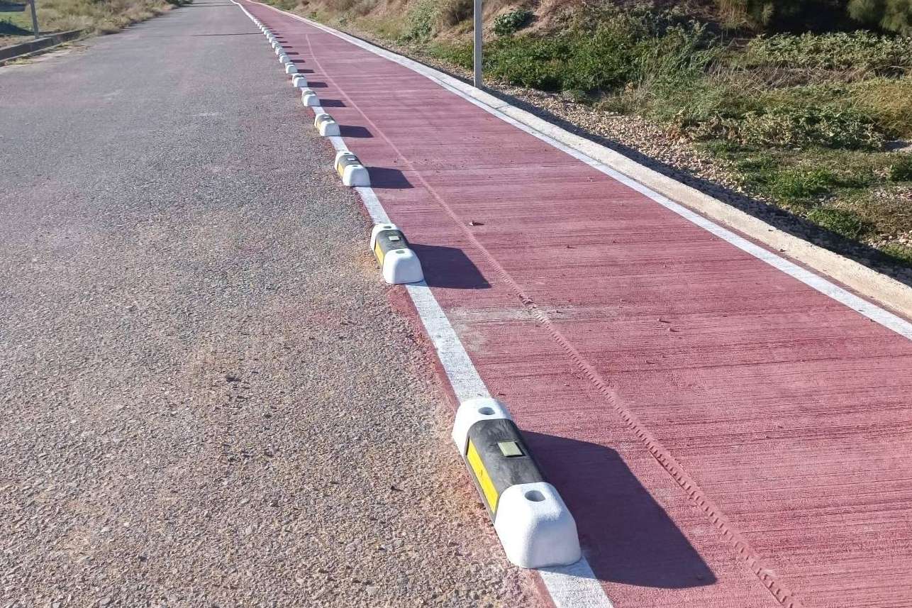 Abadecom impulsa la movilidad sostenible con sus separadores fotoluminiscentes en más de 200 kilómetros de carriles bici