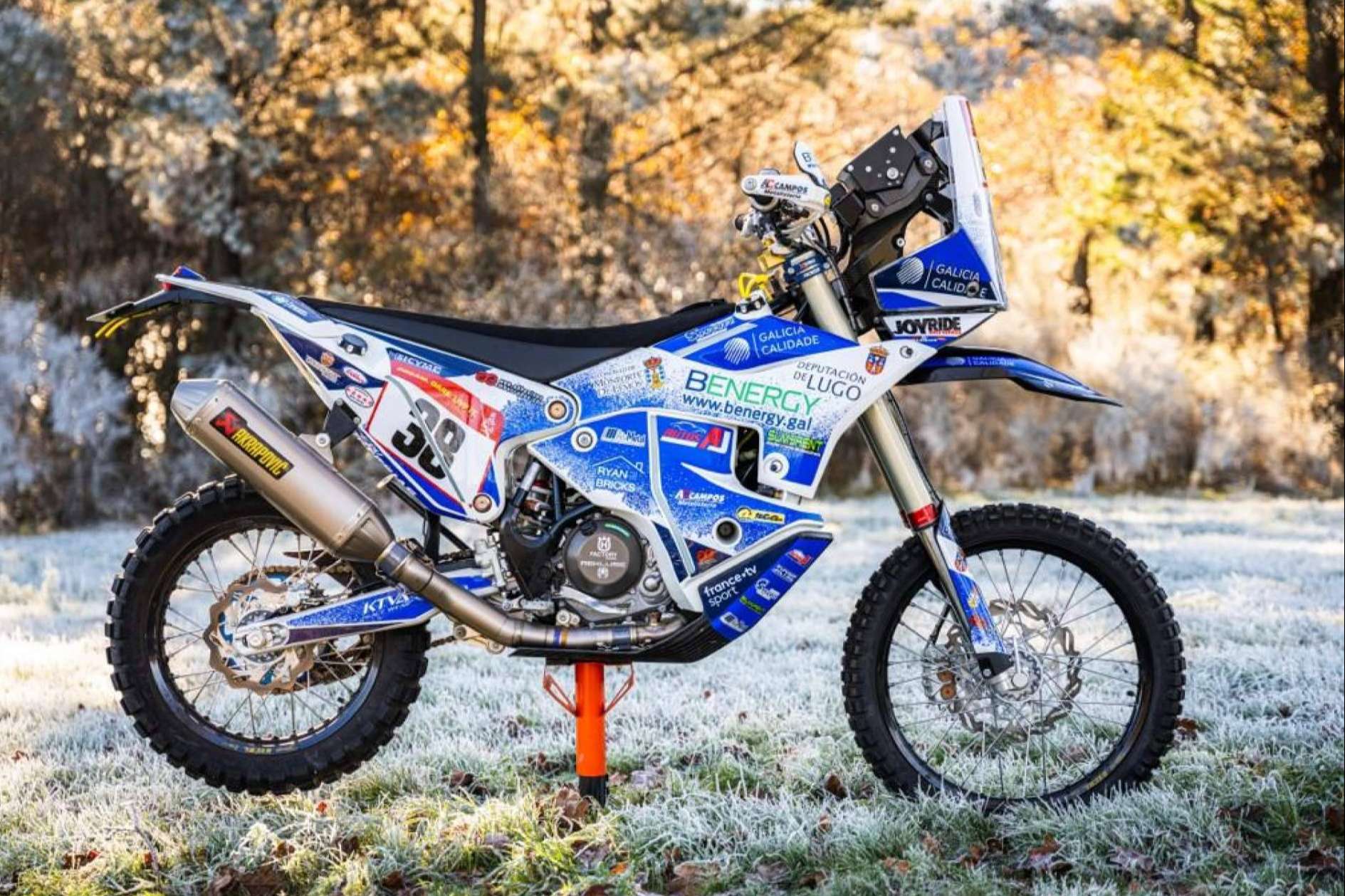 ADHESIVOSEMBARRADOS ofrece kits de pegatinas personalizados para motos offroad