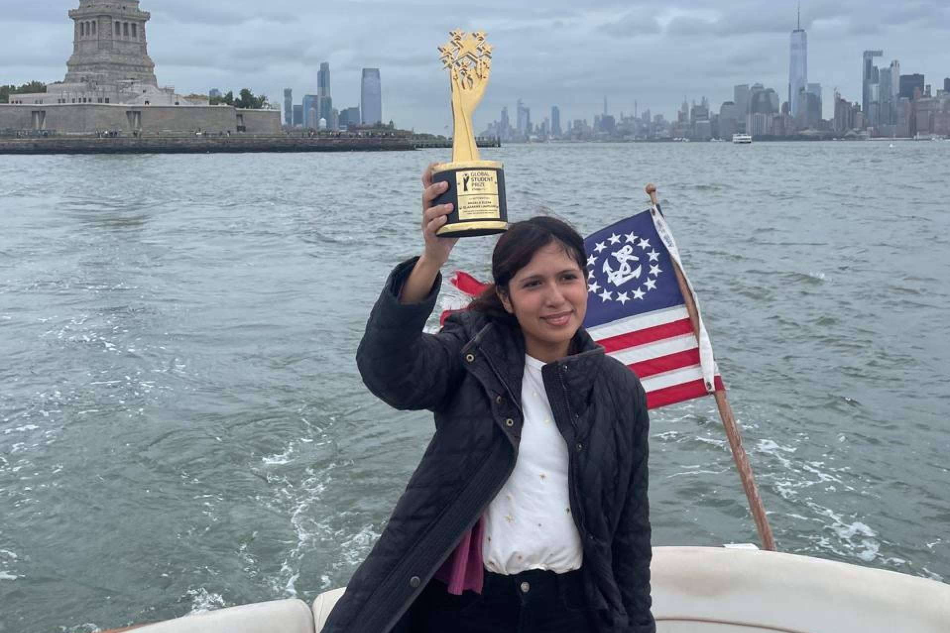 PendieOrgullo Latino; Primera mujer destaca al Ganar el Global Student Prize 2024