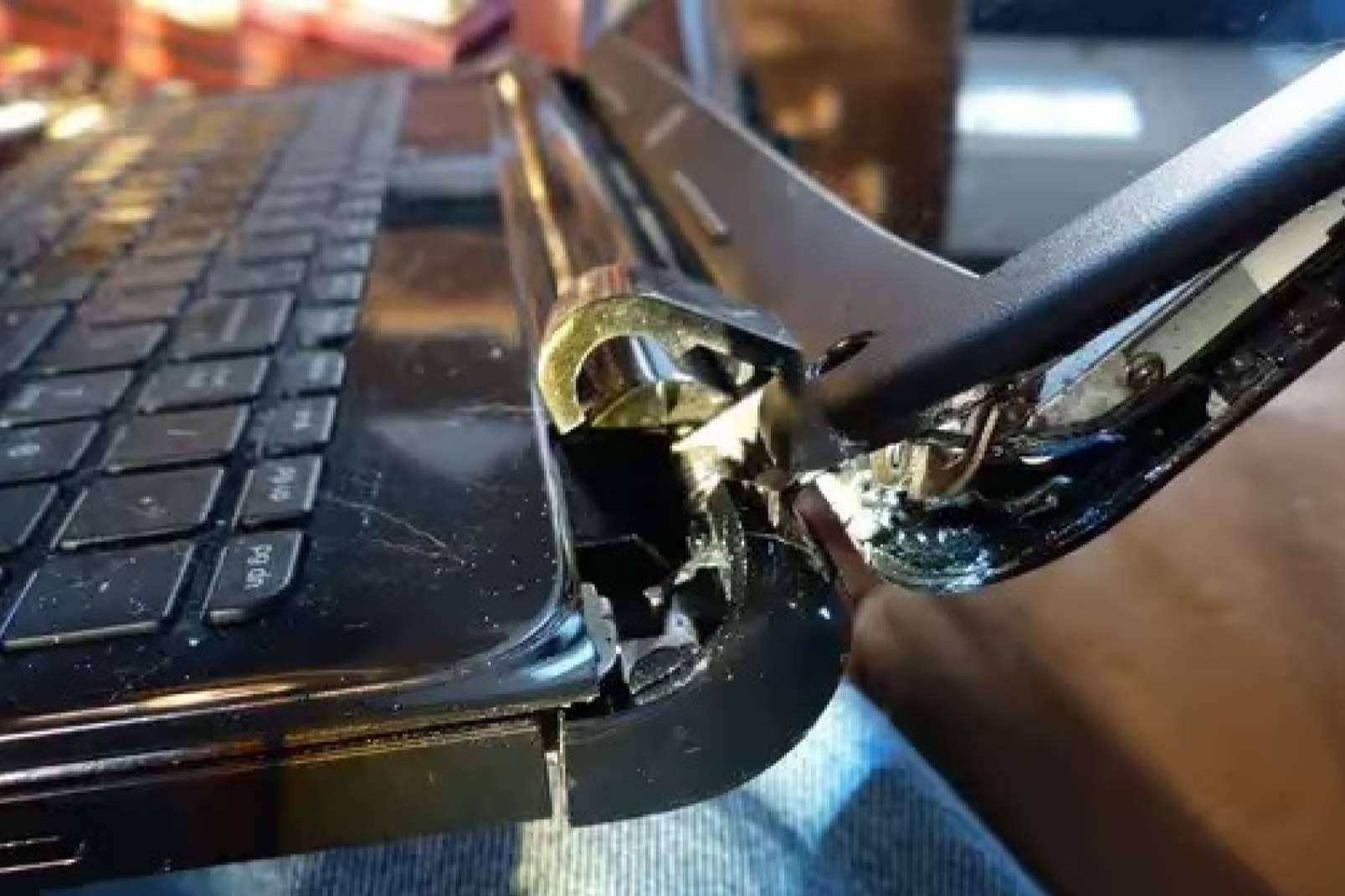 Reparar bisagras de pantallas de portátil dañadas en Reparar Ordenadores