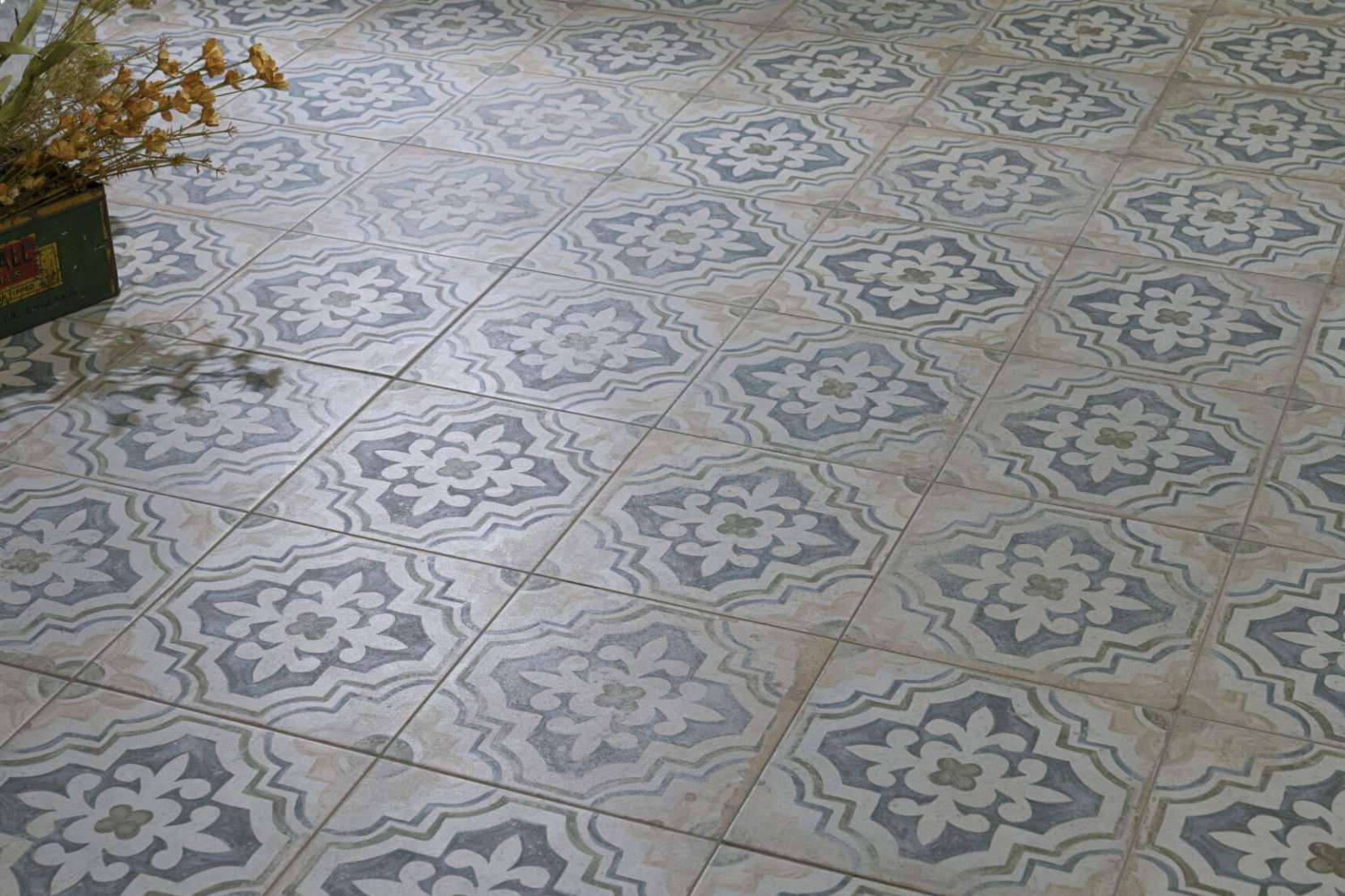 Cocinas con suelos imitación hidráulico, una alternativa atemporal y elegante