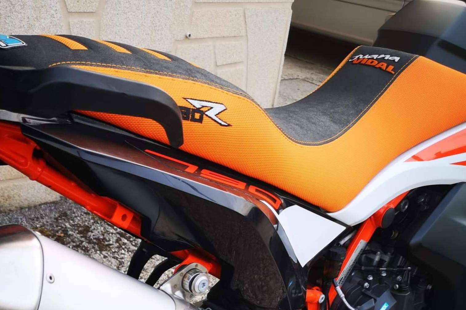 JM-Fundas ofrece soluciones personalizadas para tapizar asiento de moto con durabilidad y estilo