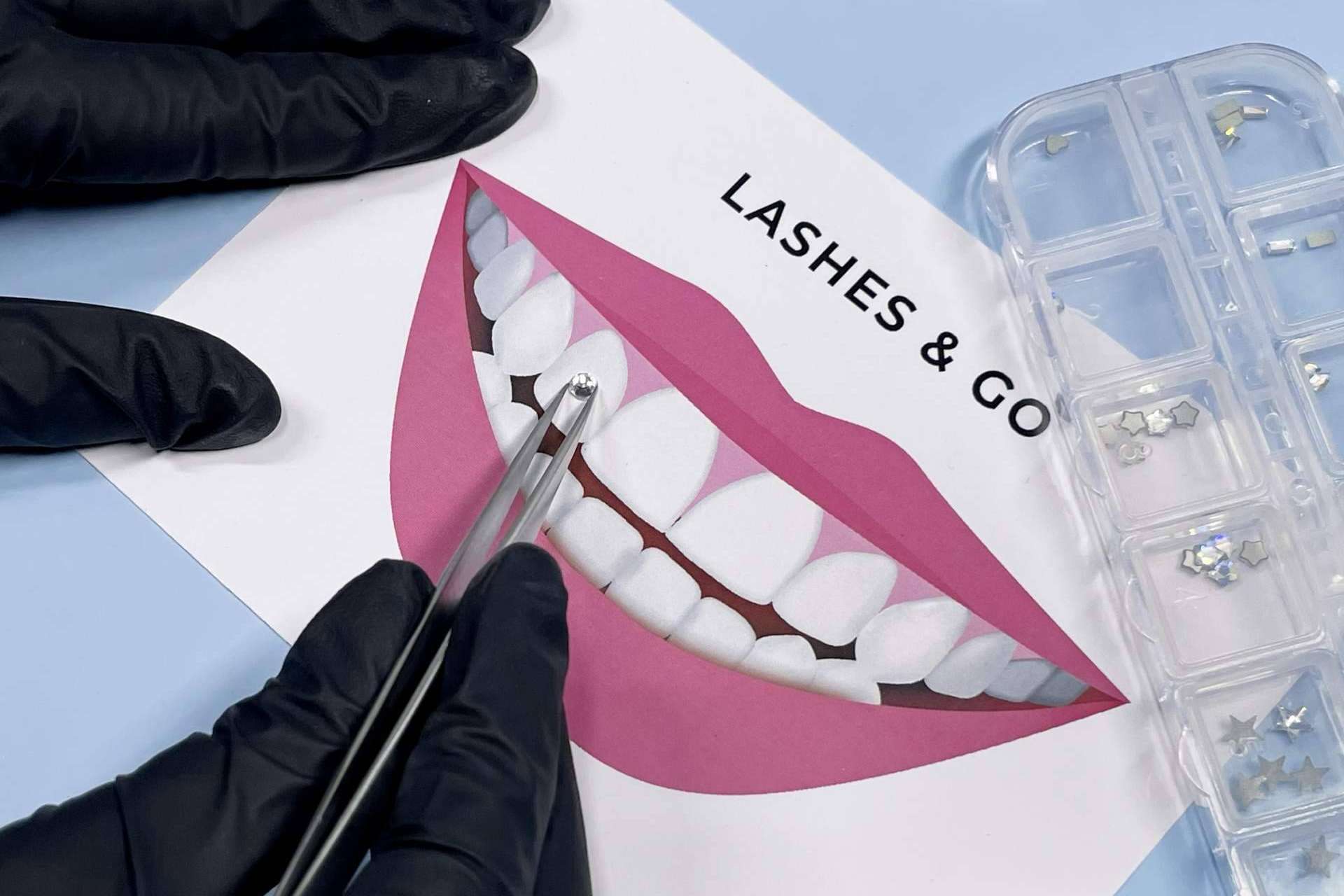 Lashes & Go transforma la estética con su nuevo servicio de joyas dentales
