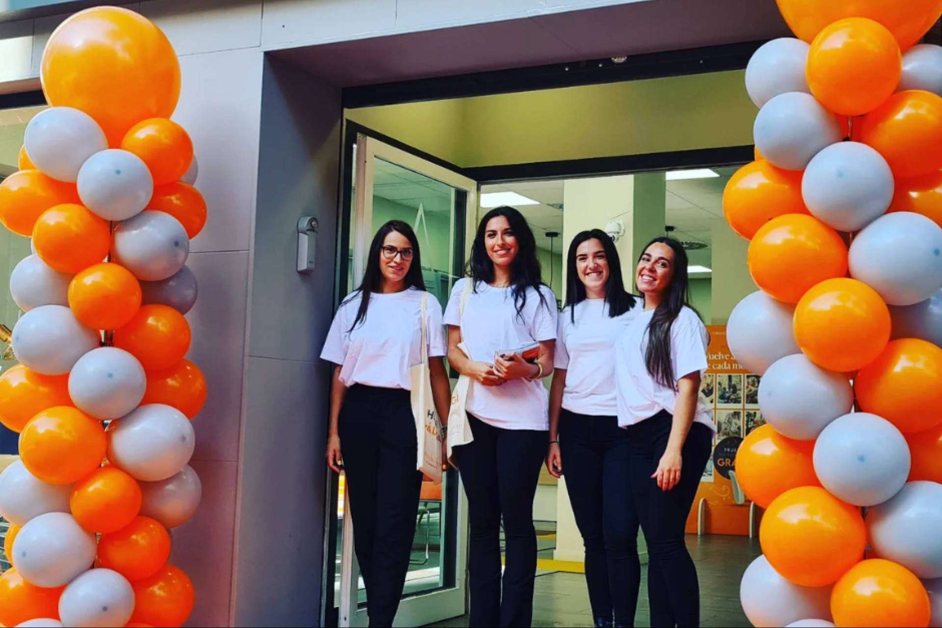 Servicios profesionales de azafatas y promotores para eventos en toda España con Ecotáctil