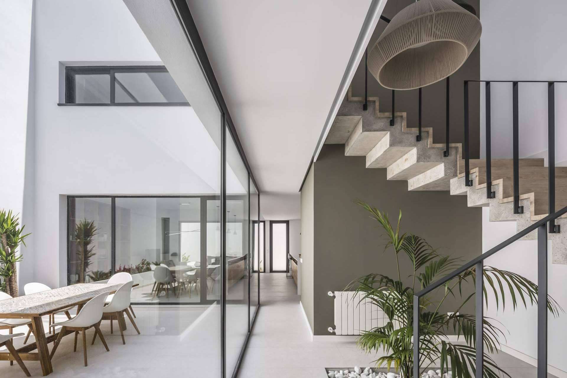 Cómo llenar de luz una casa entre medianeras en Valencia, el diseño innovador de Frasquet Arquitectos