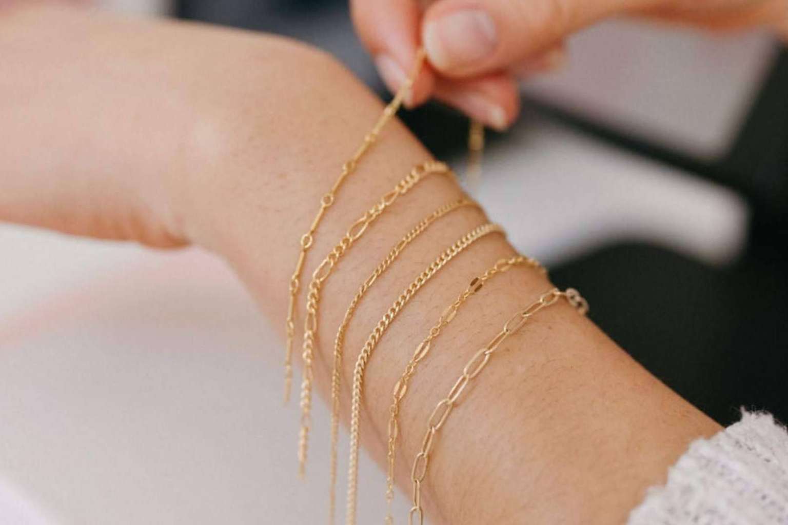 Lia B llega a Vigo con un espacio único dedicado a la joyería artesanal y pulseras permanentes