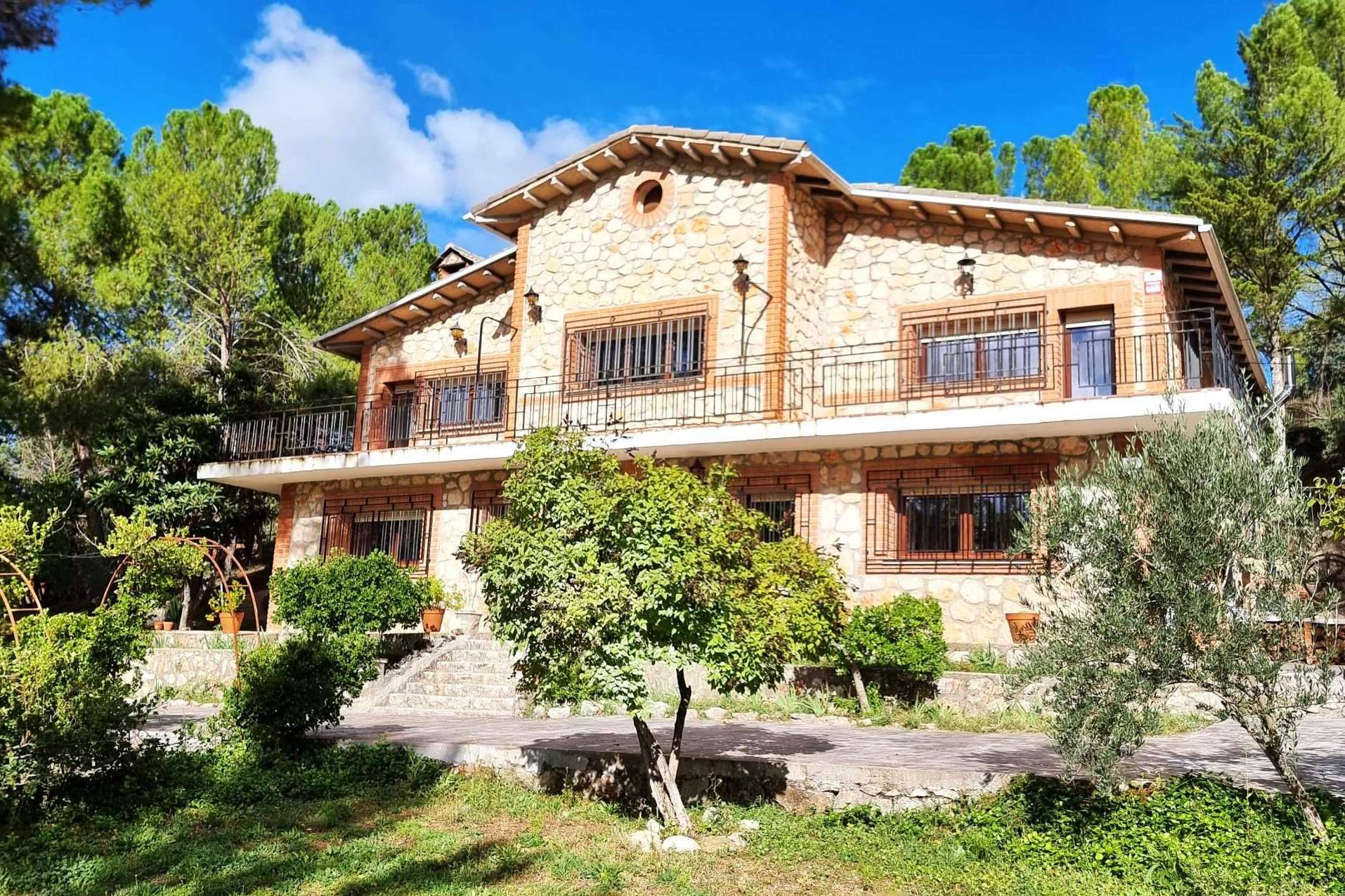 Casa Villa El Paraíso patrocina la San Silvestre de Escariche 2024