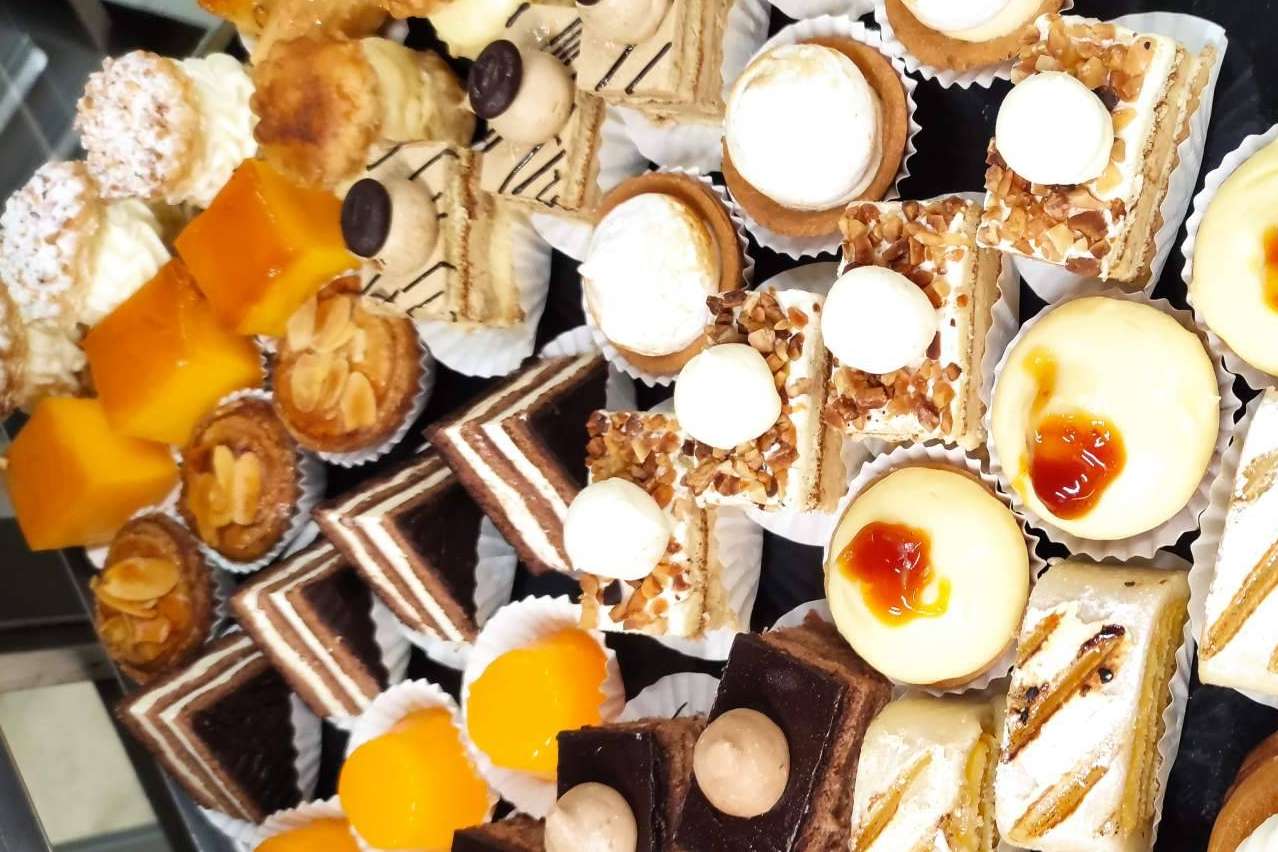 Con una bandeja de pasteles de Pastelería Oiartzun es posible engalanar distintos tipos de eventos y celebraciones