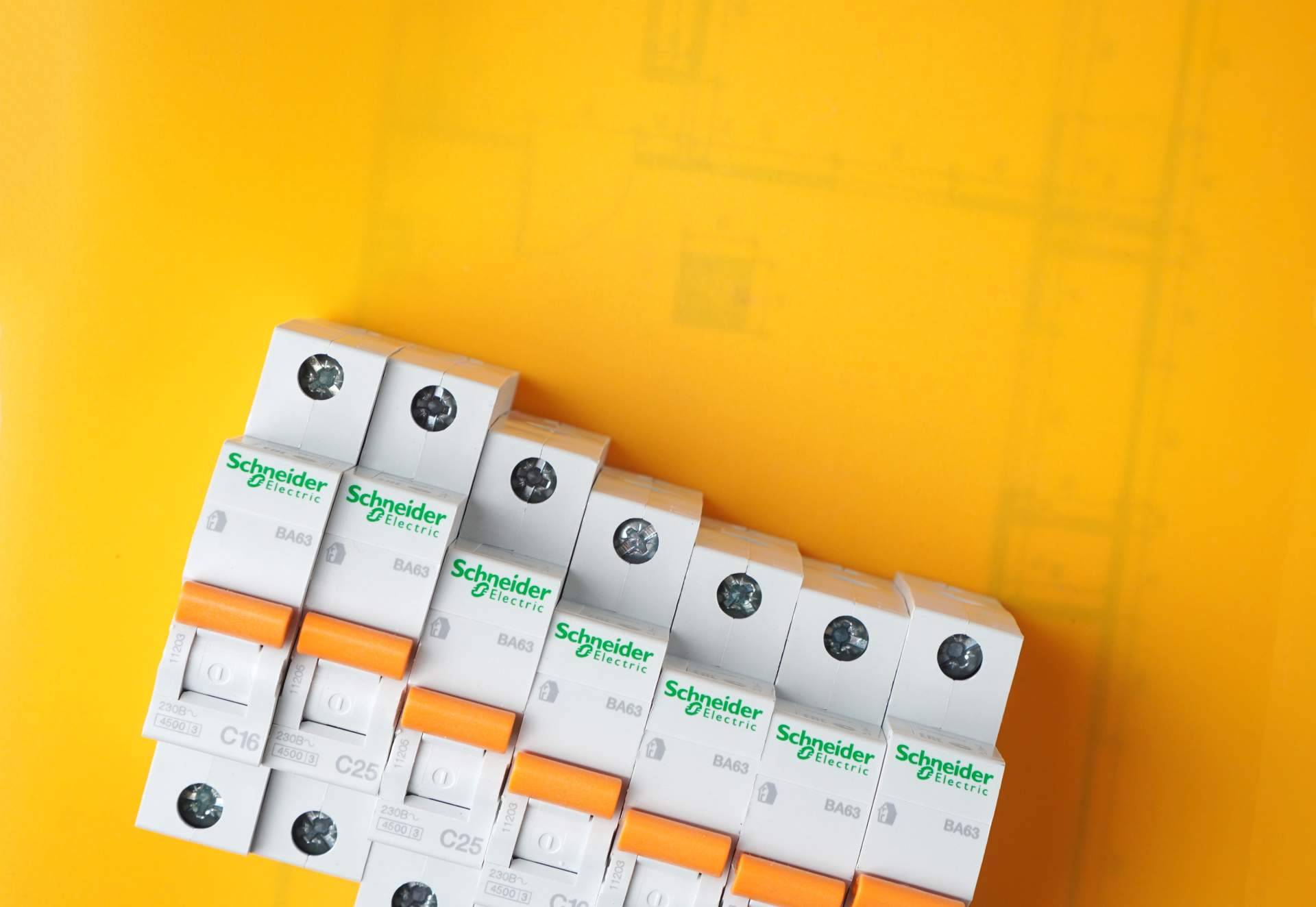 Amplio stock de material eléctrico Schneider Electric con precios competitivos y envíos inmediatos en Cadenza Electric