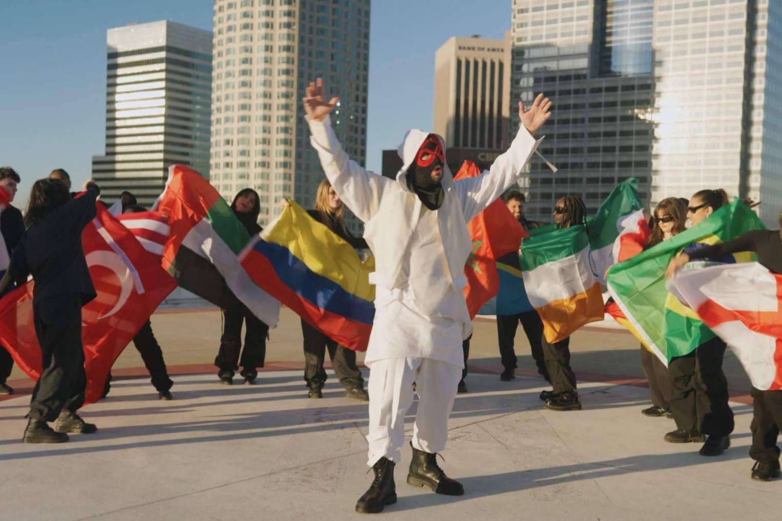 El artista misterioso Positiveman estrena el himno a la paz ‘OH LA LA’