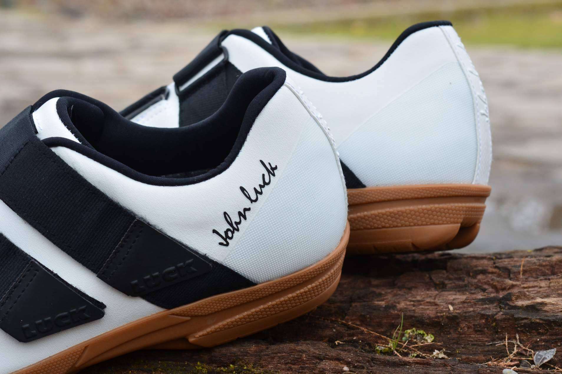 La revolución del ciclismo; John Luck presenta las primeras zapatillas con horma respetuosa