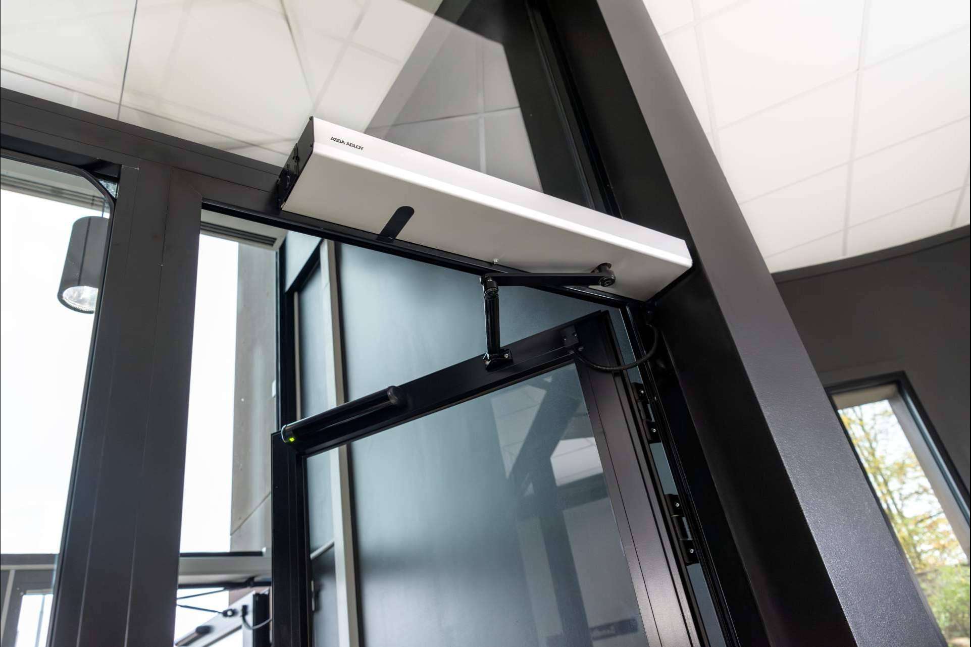 ASSA ABLOY presenta el nuevo mecanismo batiente automático SW300-S con innovación y ahorro energético