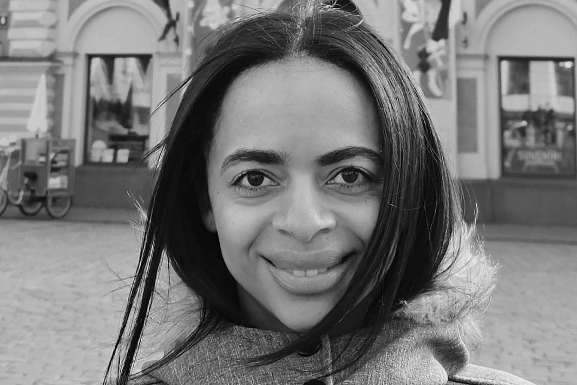 ´Bajo el cielo de dos ciudades´; la aclamada primera novela de Emilia K.