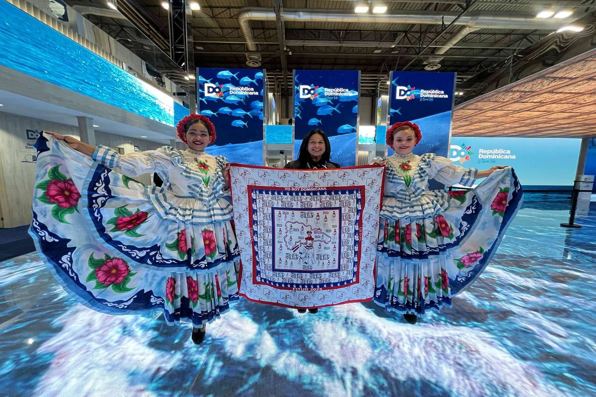 El pañuelo Fitur 2025 diseñado por Gifinas rinde homenaje a la riqueza cultural de República Dominicana