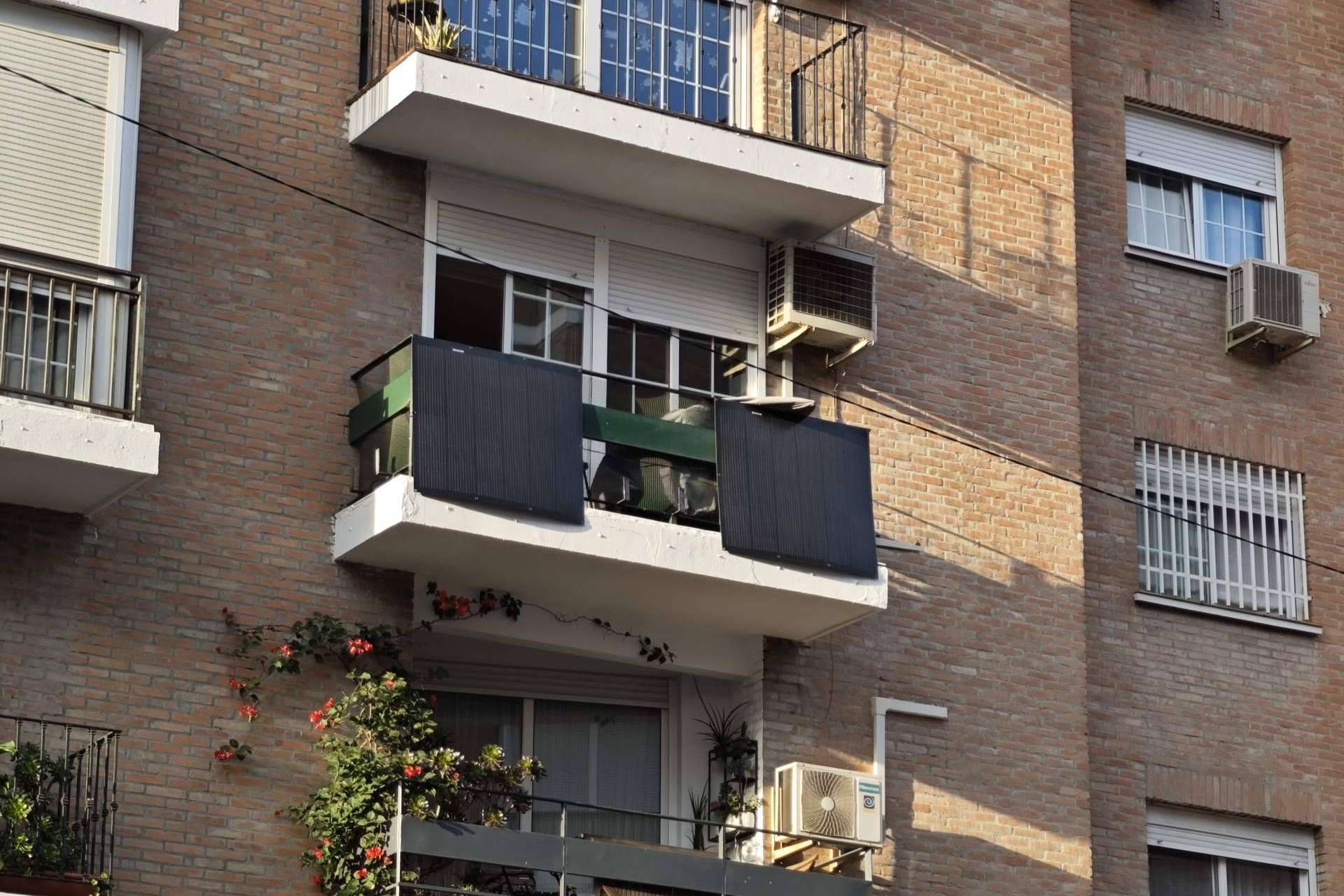 Innovasol acerca la energía solar a cualquier hogar con sus kits solares enchufables para balcón y otras superficies