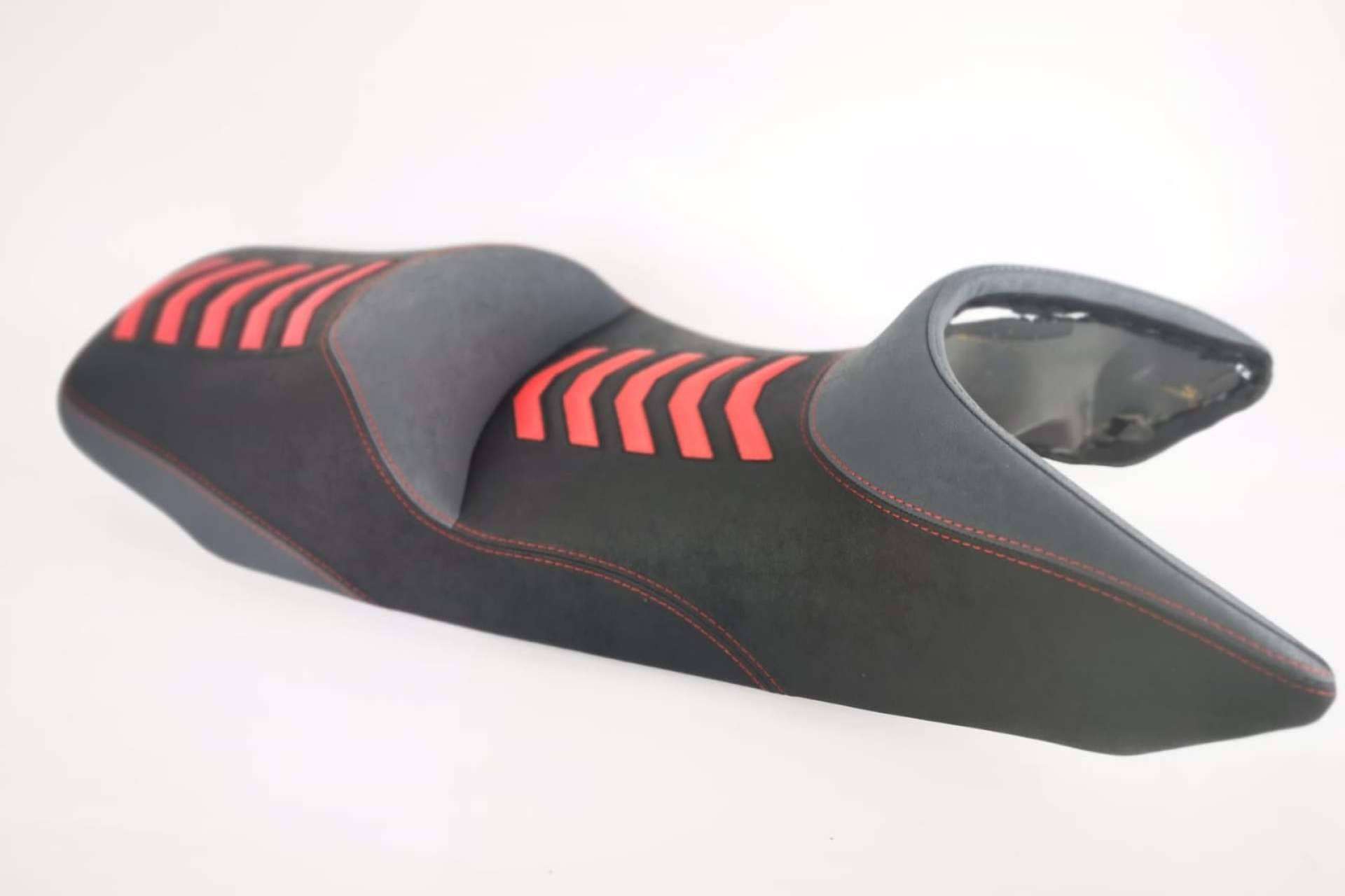 Tapizado de asientos de moto sin salir de casa, JM Fundas apuesta por la personalización online