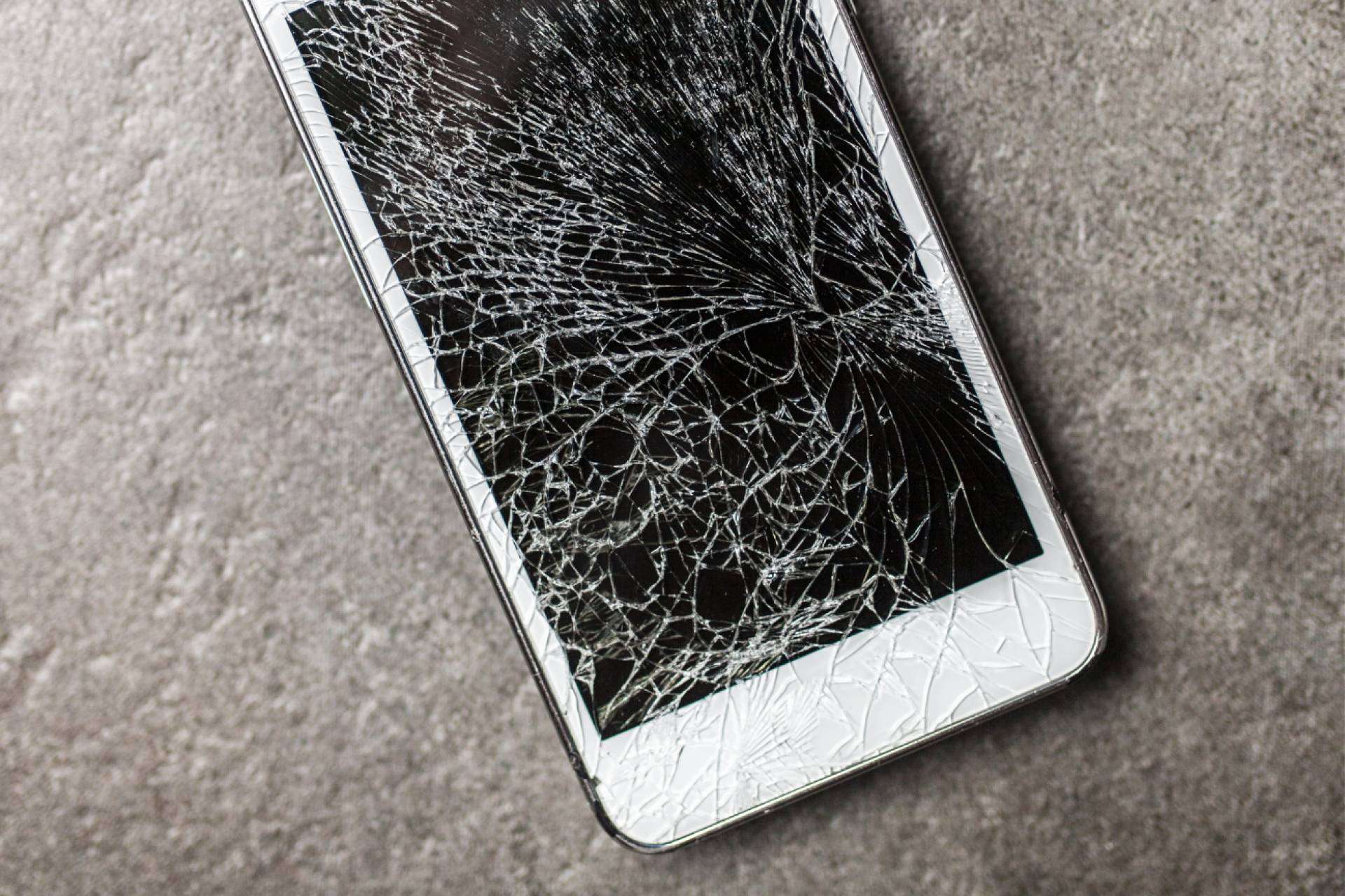 El impacto de una pantalla rota en la vida digital; más que un problema estético