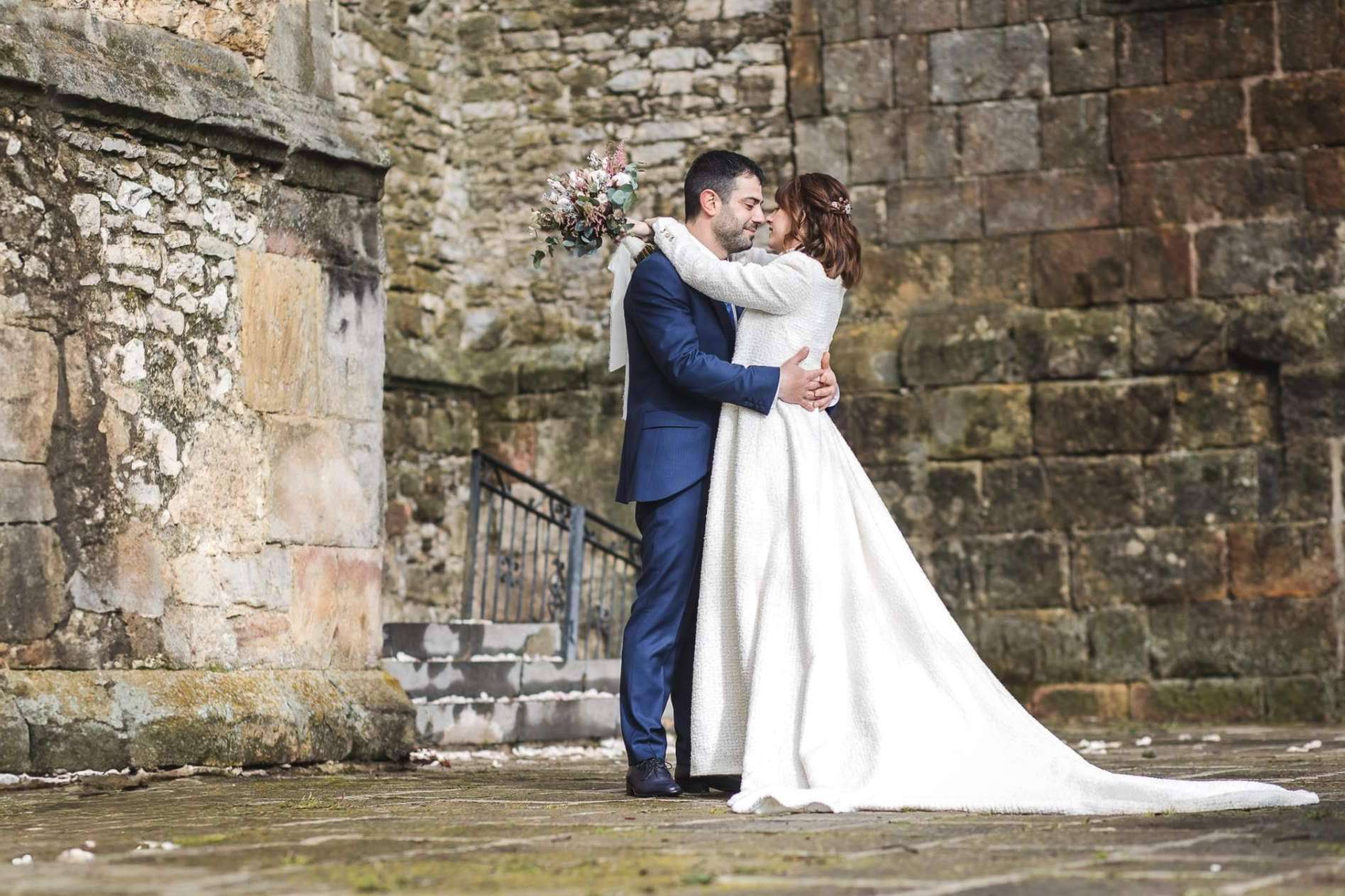 Abrigos y capas de novia; La clave para una boda de invierno de ensueño