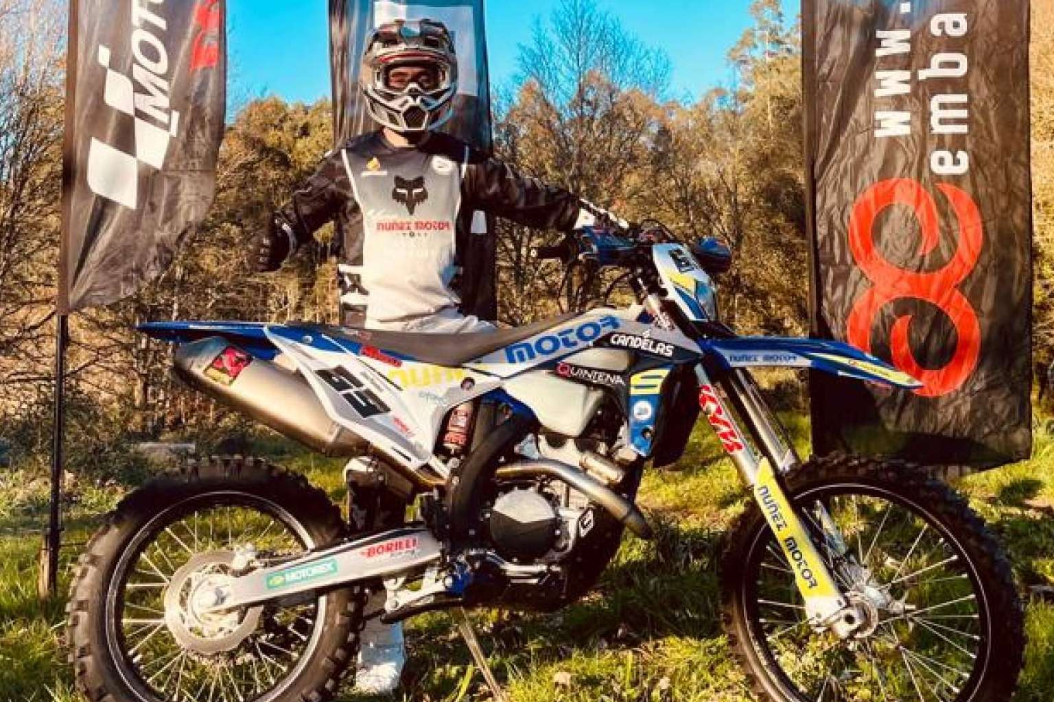 ADHESIVOSEMBARRADOS, la innovación en adhesivos personalizados para motocross que marca la diferencia