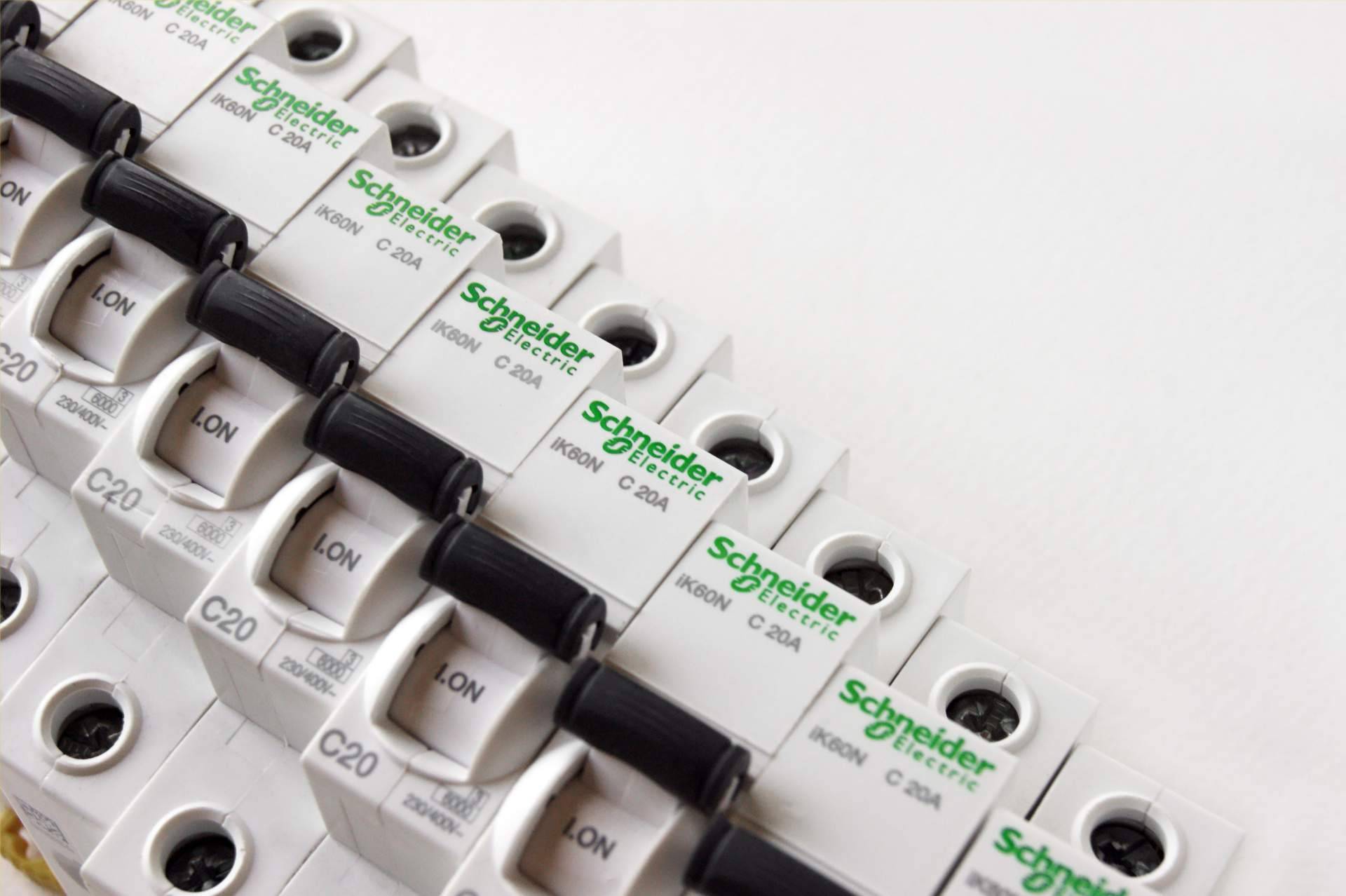 Cadenza Electric se consolida como proveedor líder de material eléctrico de Schneider Electric