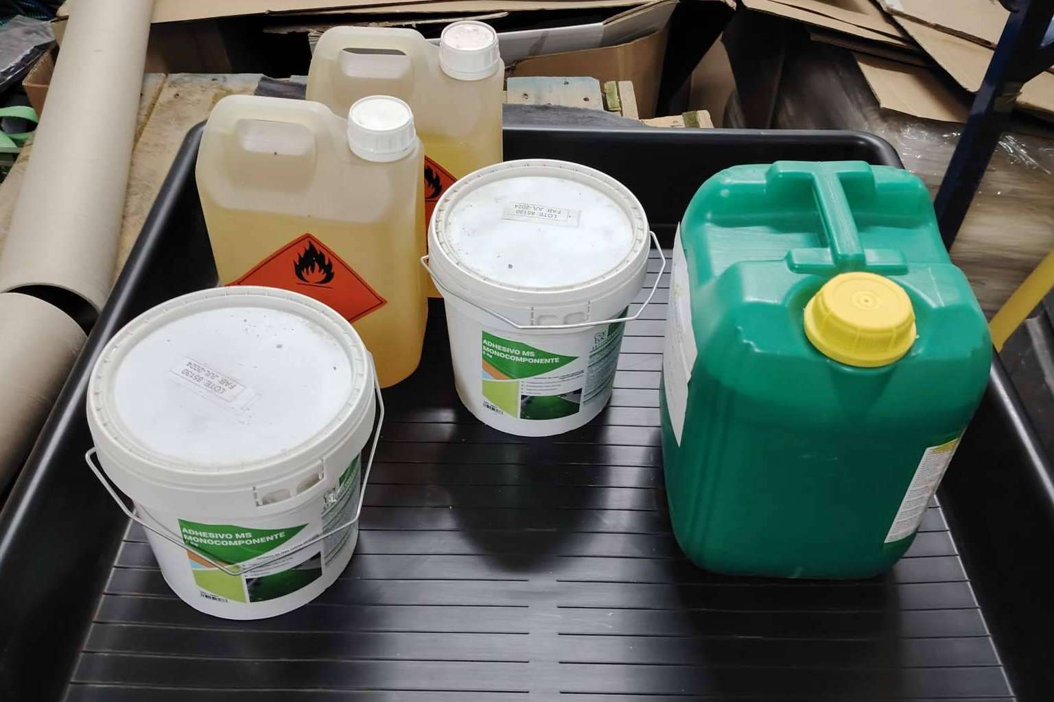 Soluciones seguras para el almacenamiento de productos químicos en el sector del calzado y la marroquinería