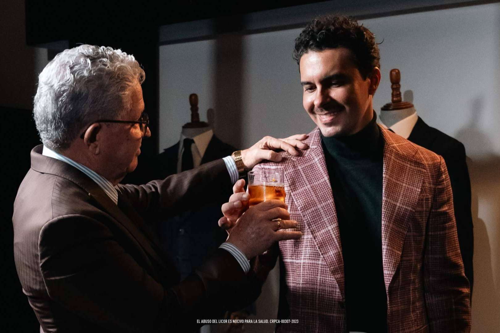 Brindar con papá; El mejor regalo del Día del Padre con 2×1 en la Flor de Caña Experiencia