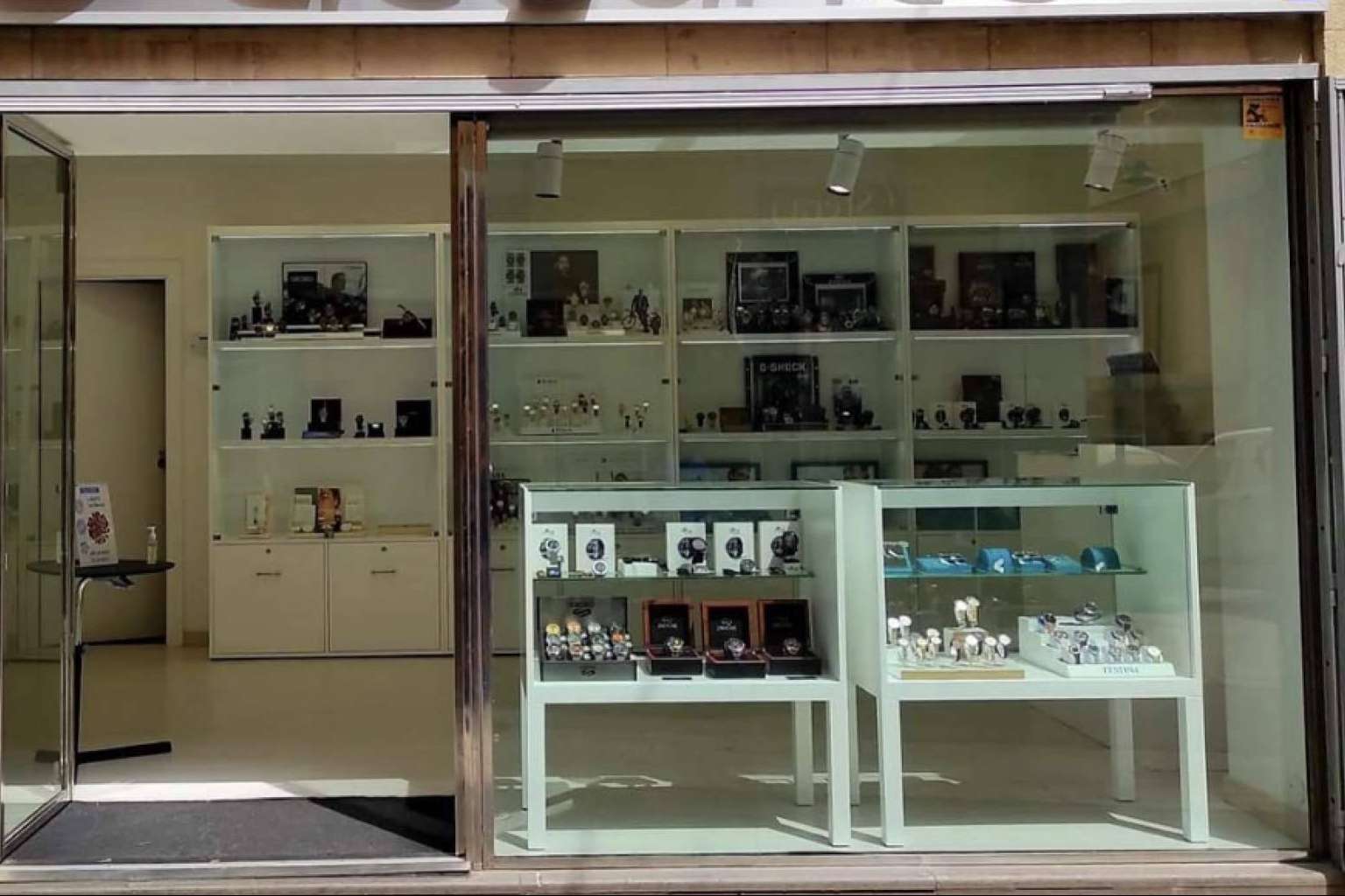 La tienda Elegance ofrece asesoramiento personalizado en relojería y joyería