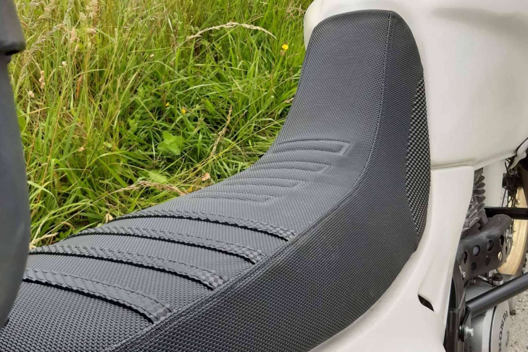 La diferencia está en los detalles; JM-FUNDAS apuesta por asientos de moto personalizados