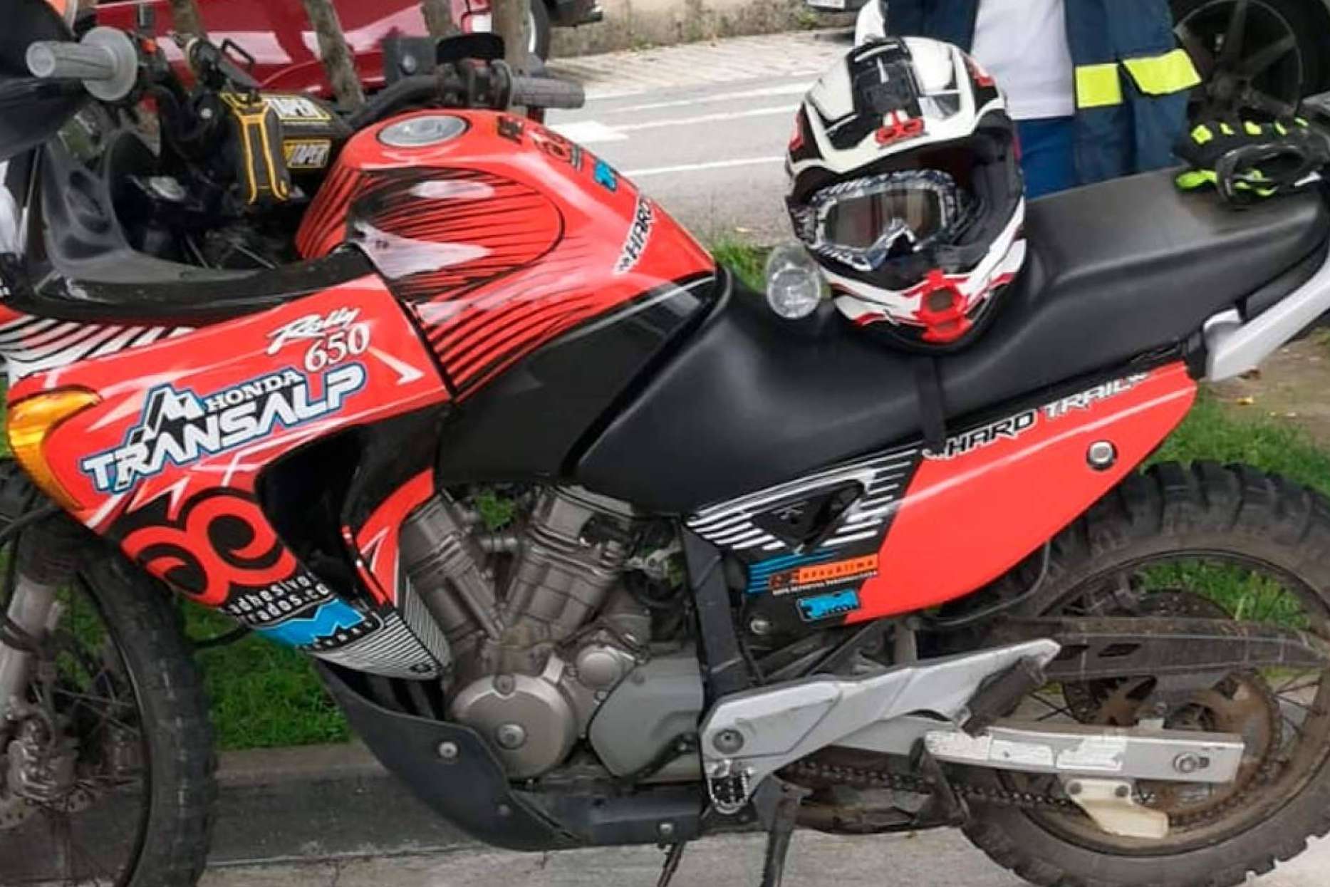ADHESIVOSEMBARRADOS destaca en el diseño de adhesivos personalizados para motos de campo