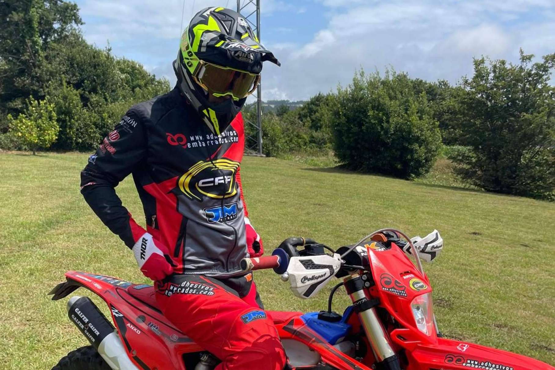 ADHESIVOSEMBARRADOS ofrece ropa de motocross y enduro personalizada de alta calidad