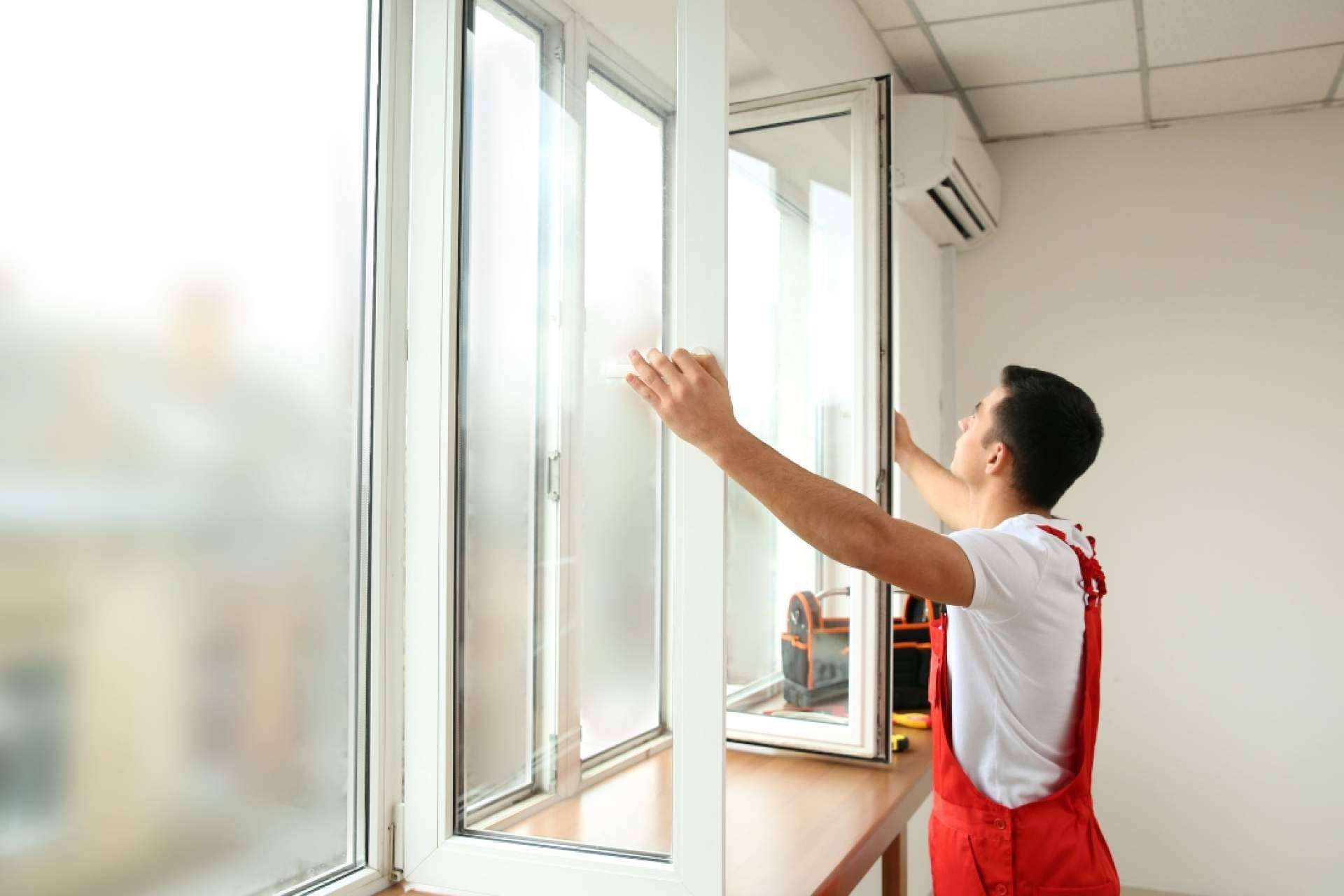 Sellado de ventanas con SWS Soudal; soluciones de hermeticidad y aislamiento para ahorro energético