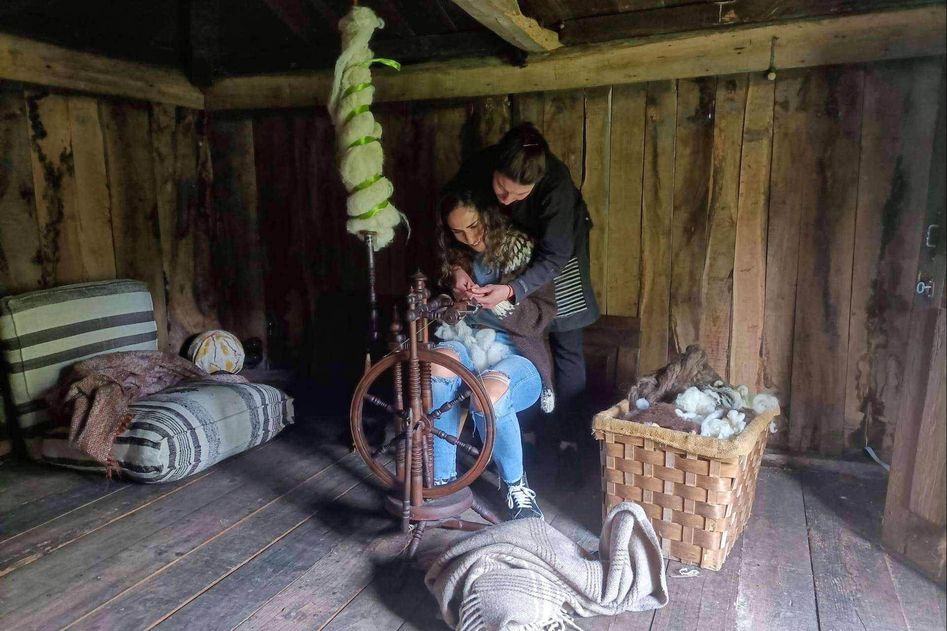 El Ecomuséu Ca l’Asturcón ofrece residencias artísticas con enfoque en cerámica y lana tradicional