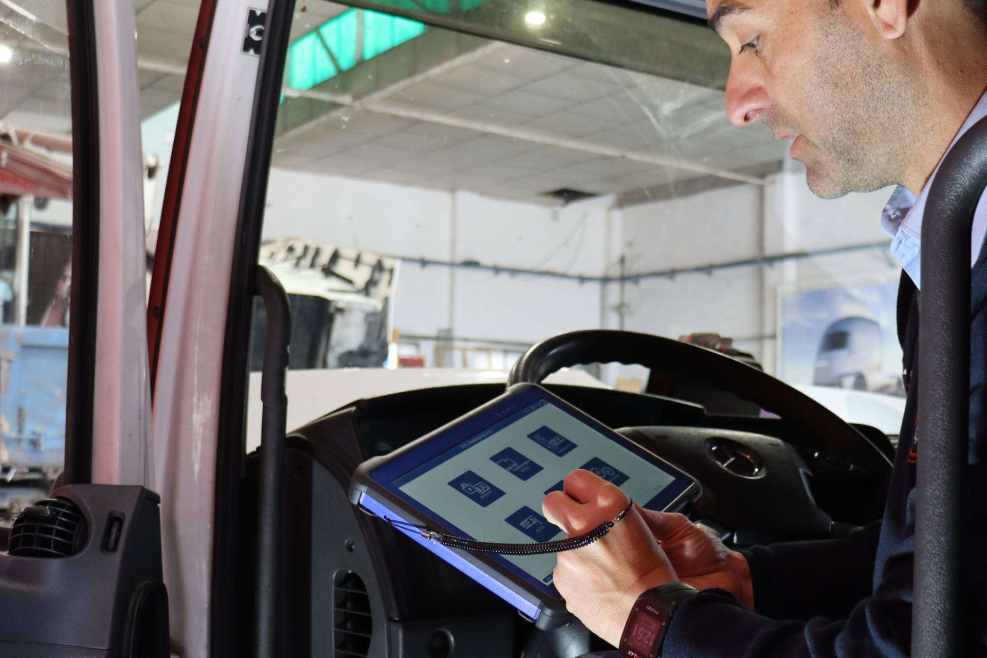 Revisión del tacógrafo digital, el servicio clave de Andrés Zamora para transportistas en Valencia